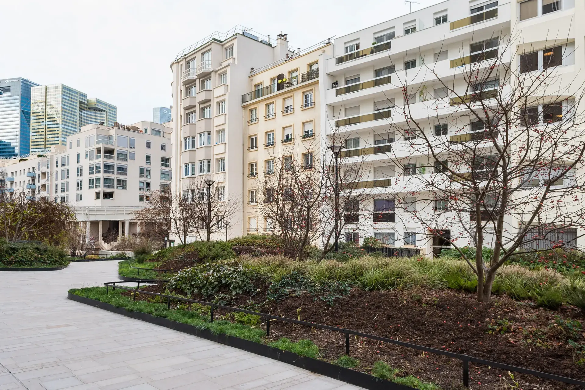 Jardin paysager devant des immeubles résidentiels blancs, quartier Hôtel de Ville à Courbevoie