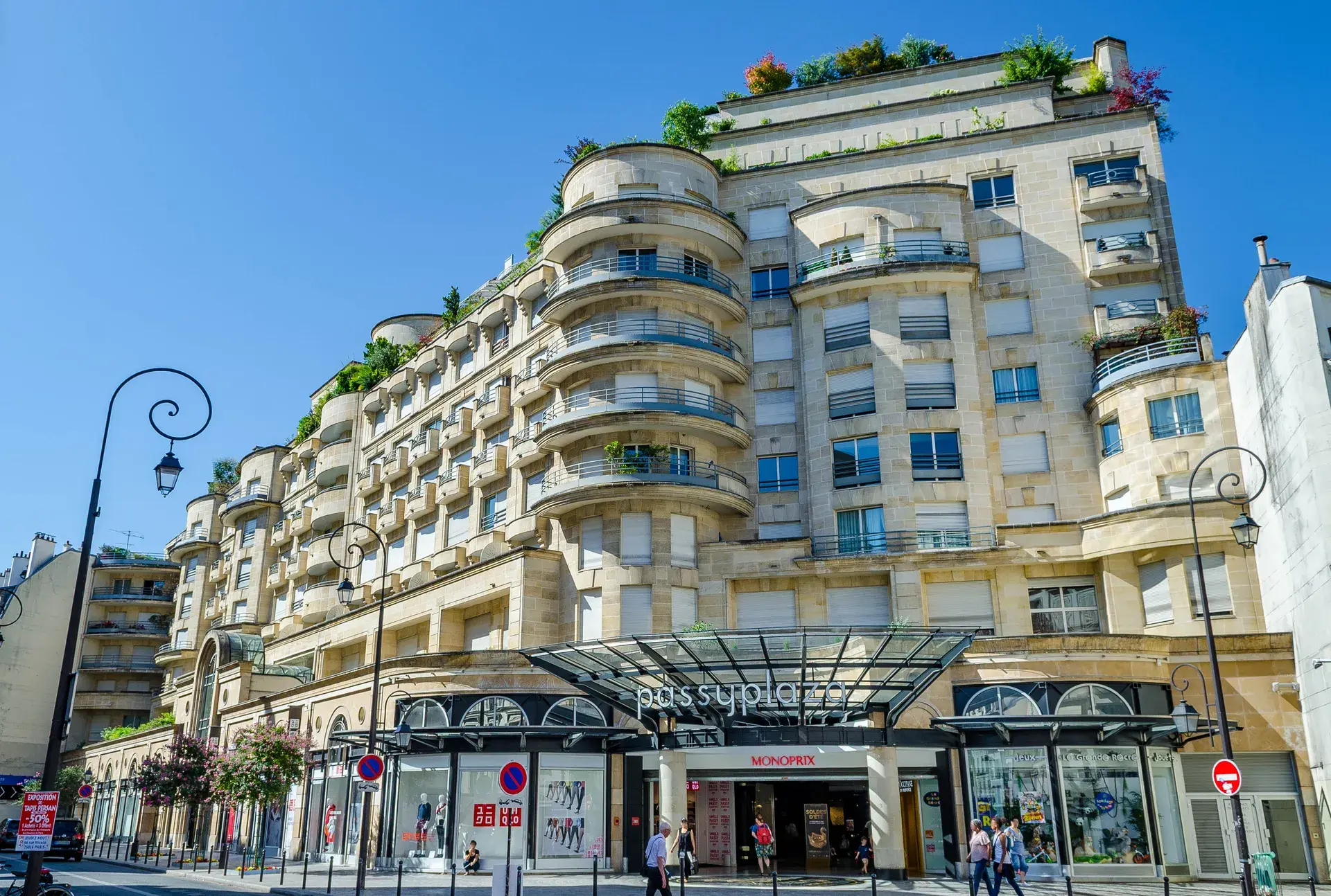 Centre commercial Passy Plaza et immeuble Art déco arrondi, quartier Village Passy, Paris 16e