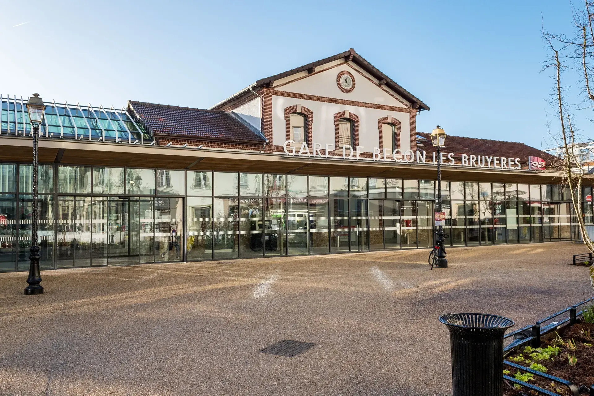 Façade historique en brique de la gare de Bécon-les-Bruyères, Courbevoie