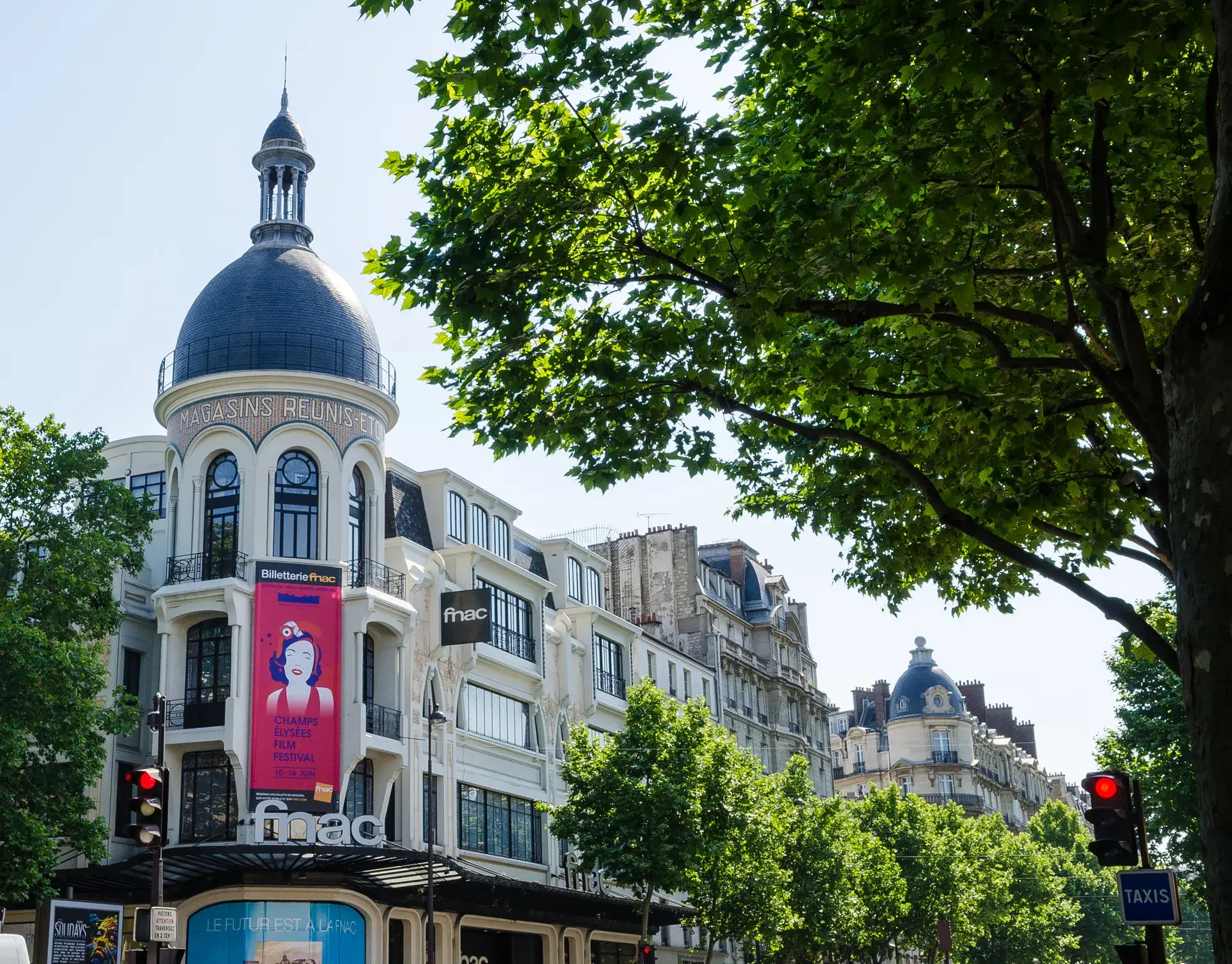 Bâtiment à dôme abritant la Fnac sur l'avenue, quartier Courcelles Wagram, Paris 17e