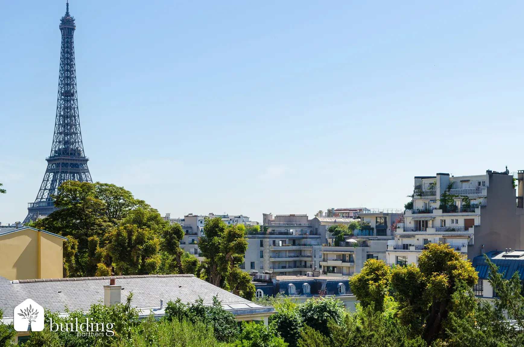 Tour Eiffel surplombant les immeubles et jardins verdoyants, quartier Village Passy, Paris 16e