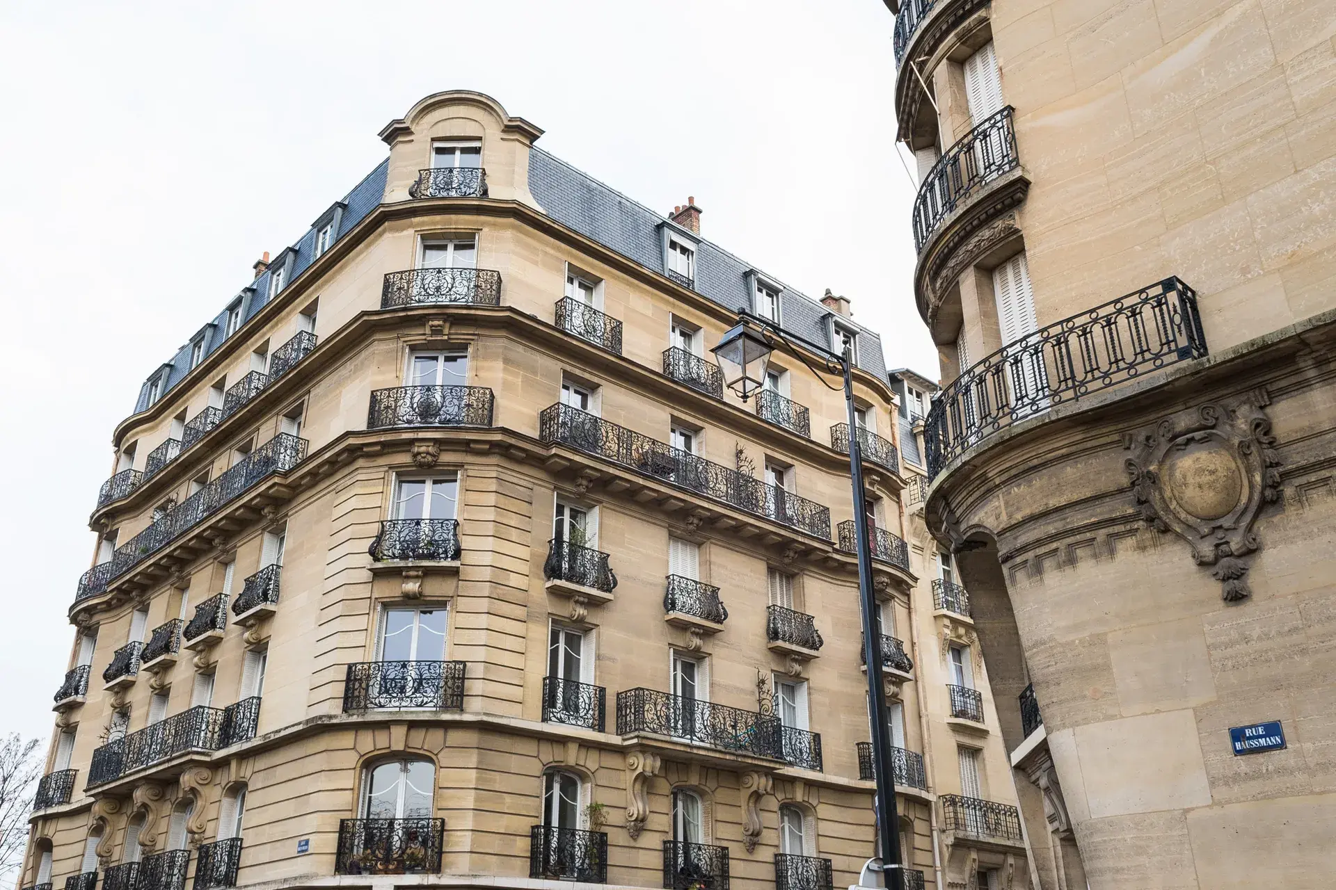 Immeuble haussmannien en pierre aux balcons en fer forgé, quartier Les Couronnes à Courbevoie