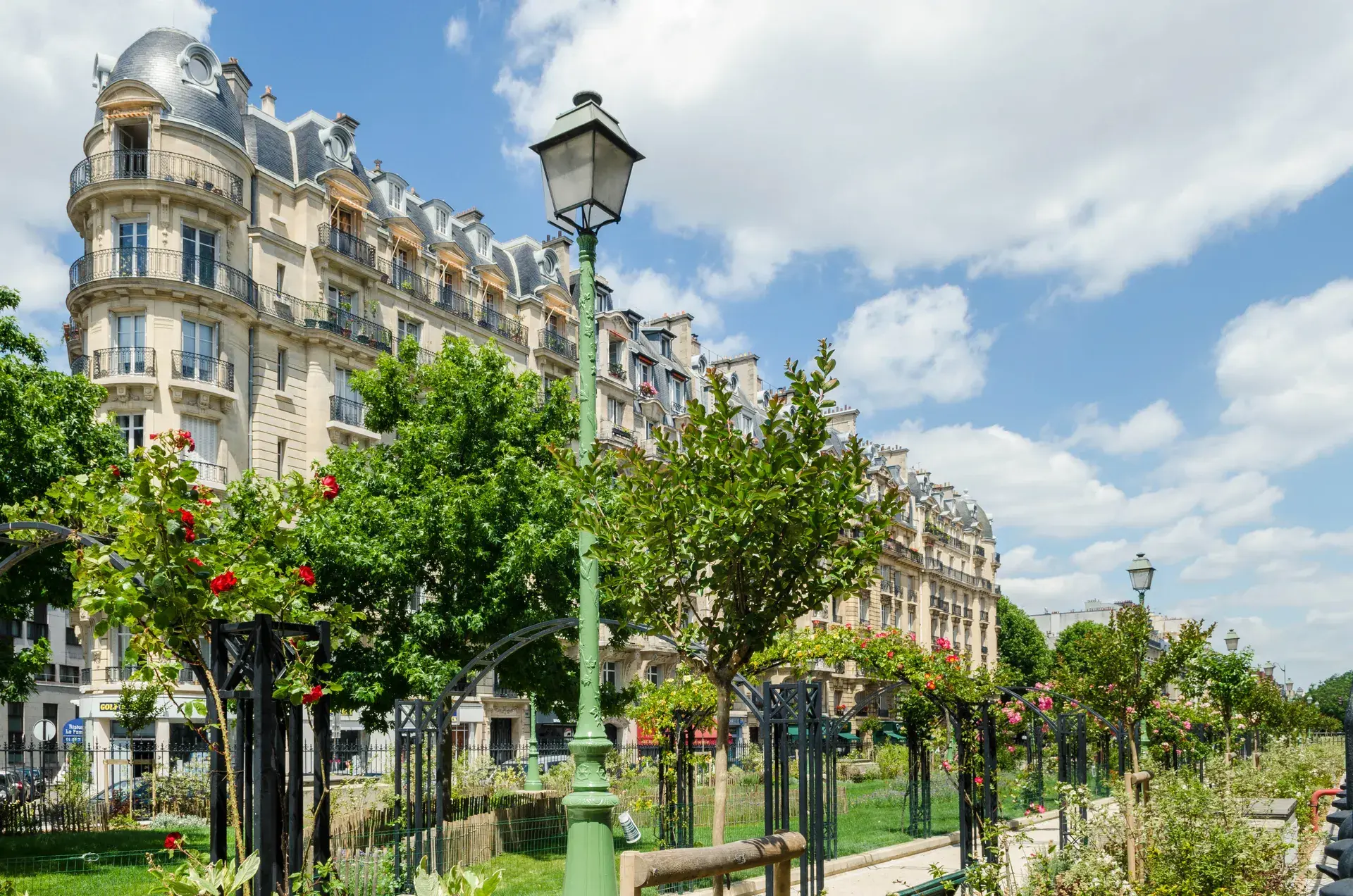 Roseraie sur arceaux et immeuble haussmannien à dôme, quartier Pereire-Malesherbes, Paris 17e