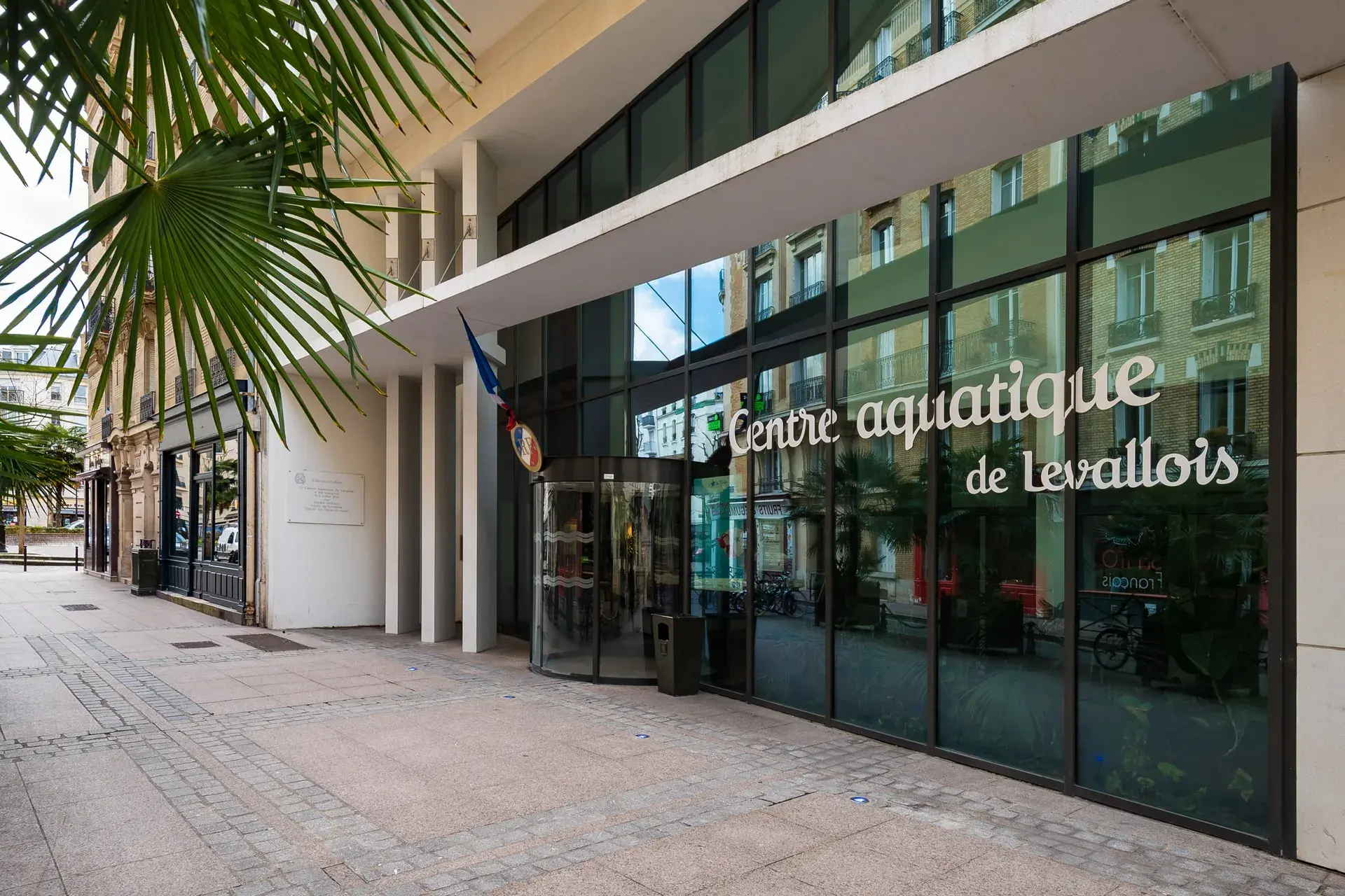 Entrée vitrée du Centre aquatique de Levallois, quartier Jean-Zay à Levallois-Perret