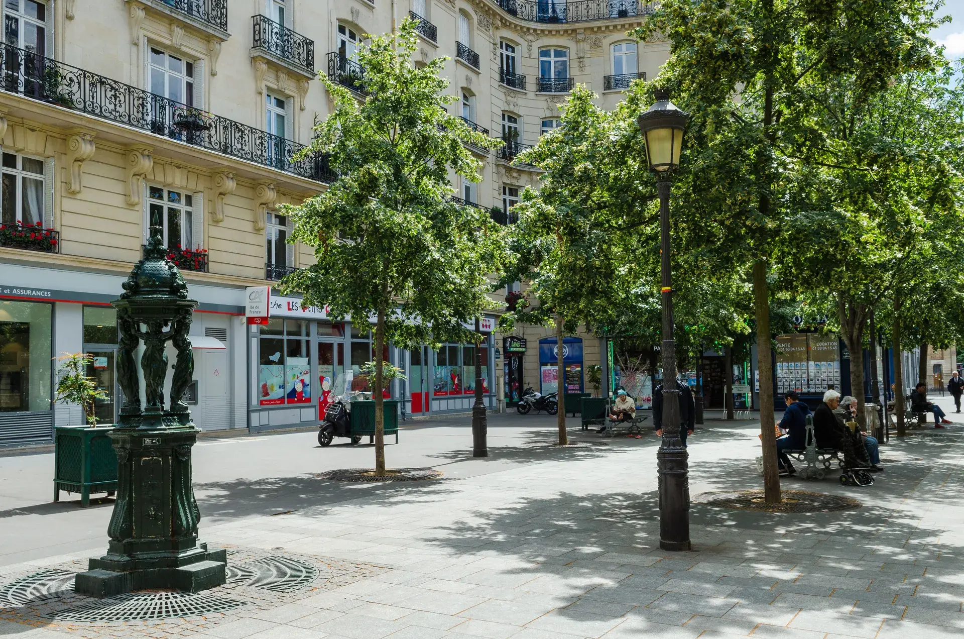 Place arborée avec fontaine Wallace et terrasses de la rue de Lévis, quartier Légendre-Lévis, Paris 17e