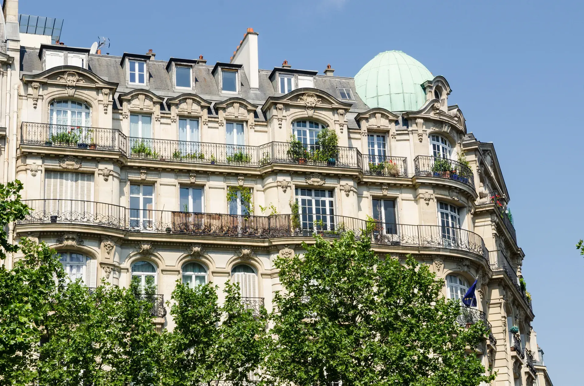 Immeuble haussmannien à coupole et balcons fleuris, quartier Courcelles Wagram, Paris 17e
