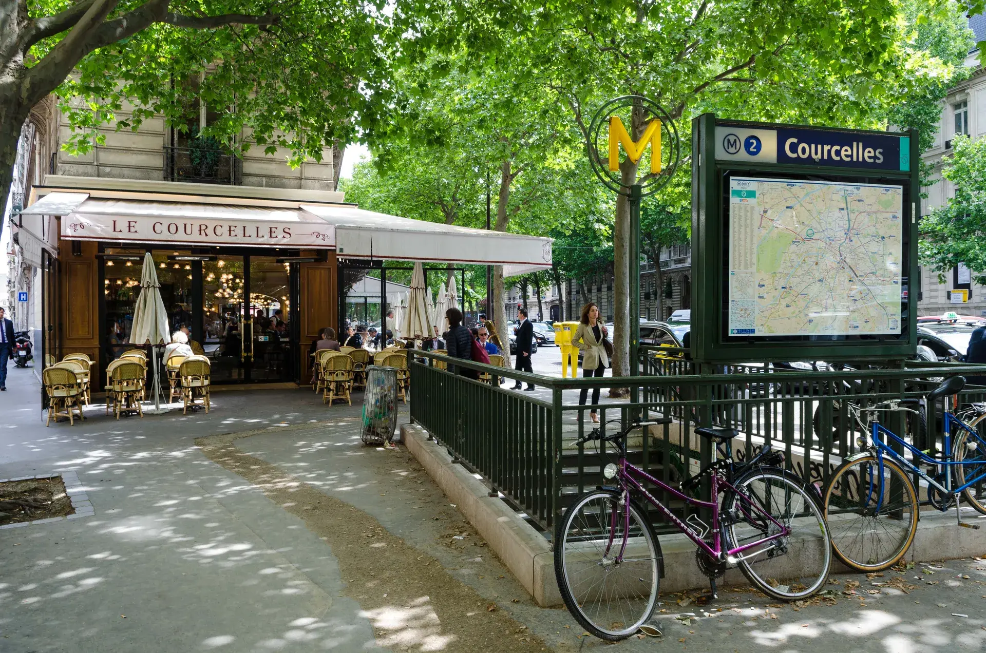 Brasserie Le Courcelles et bouche de métro Courcelles, quartier Légendre-Lévis, Paris 17e