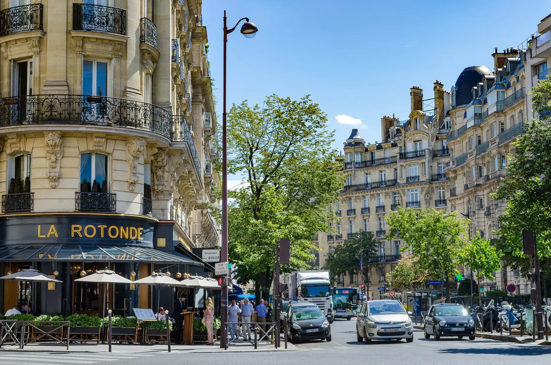 Brasserie La Rotonde à l'angle d'immeubles haussmanniens et carrefour arboré, quartier Muette Nord, Paris 16e