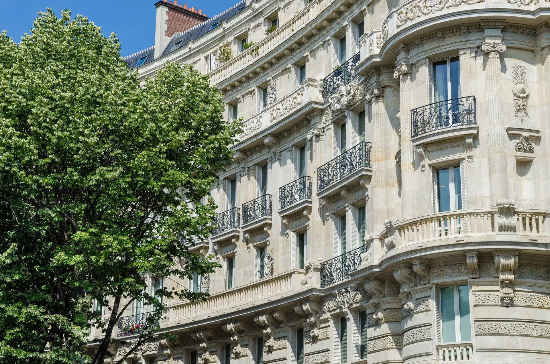 Façade haussmannienne sculptée à l'angle arrondi, quartier Courcelles Wagram, Paris 17e