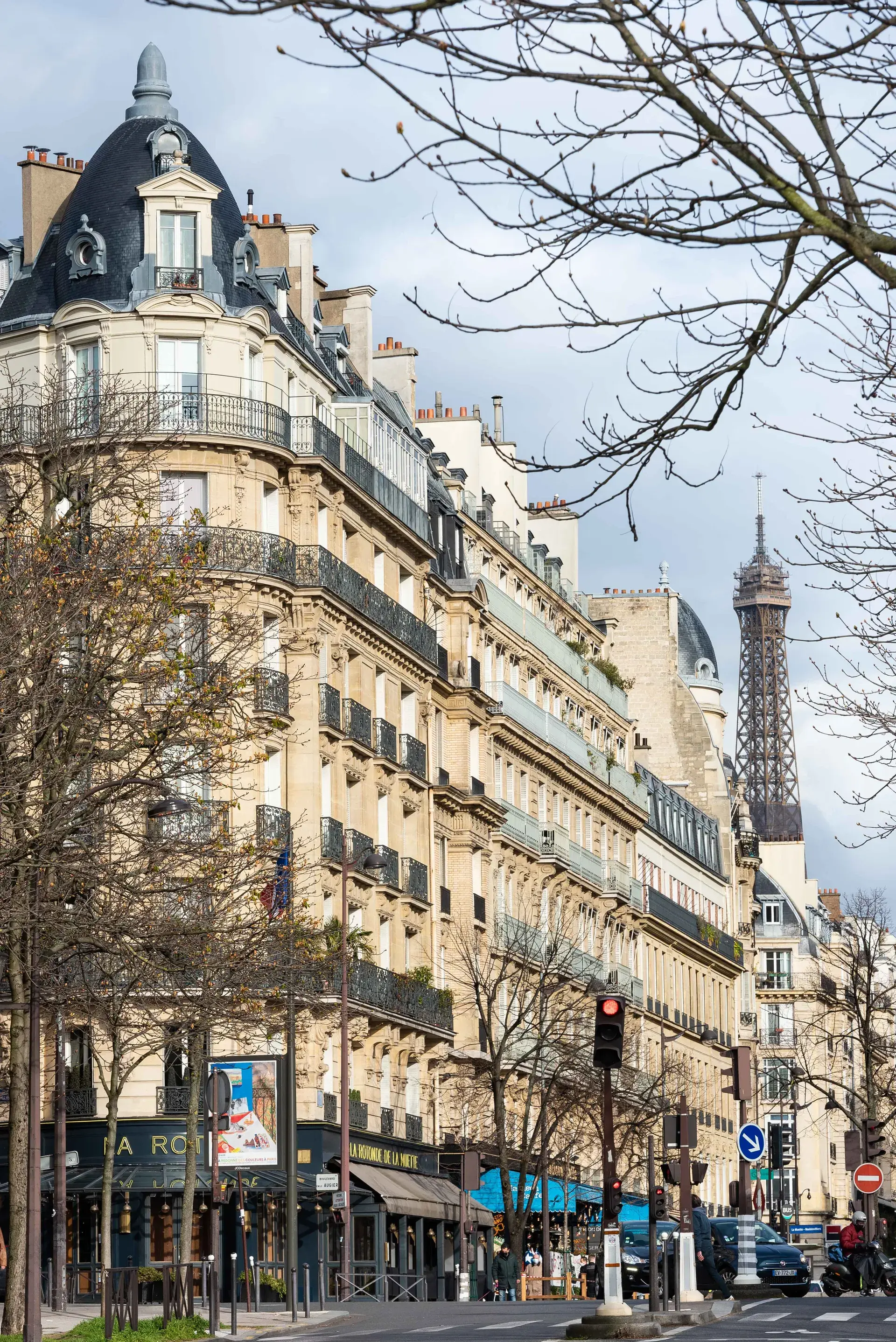 Immeuble haussmannien d'angle et tour Eiffel en arrière-plan, quartier Muette Nord, Paris 16e
