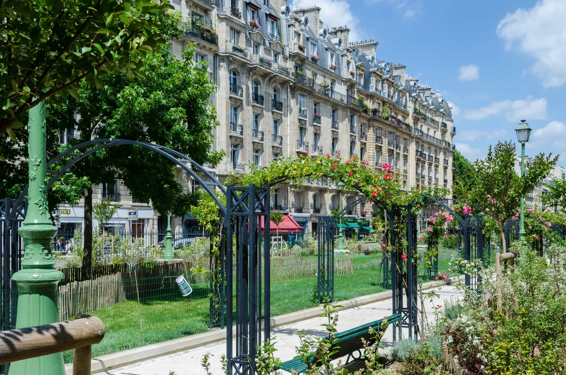 Jardin public à pergolas fleuries devant un immeuble haussmannien, Ternes-Maillot, Paris 17e
