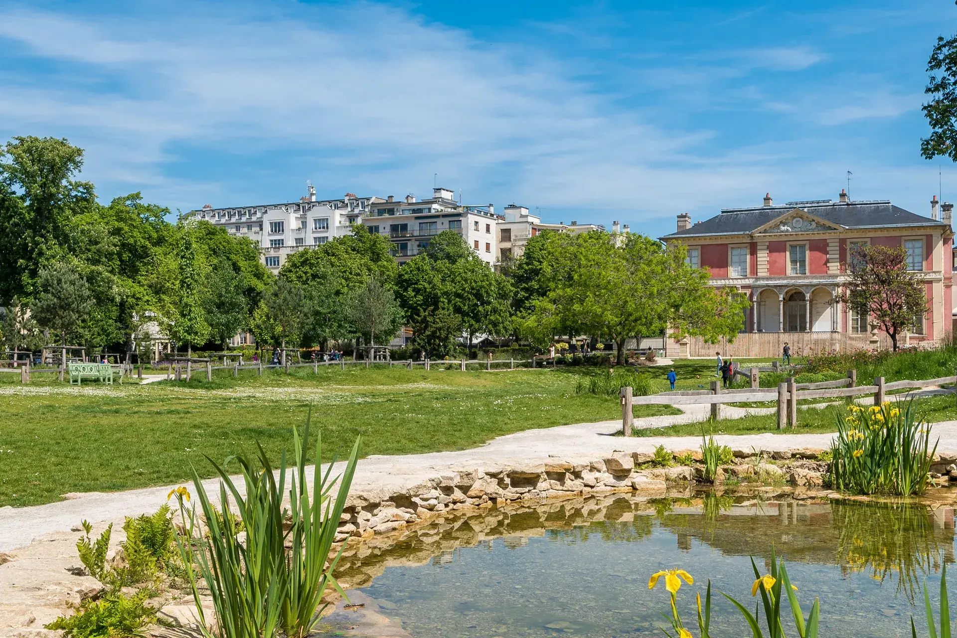Bassin et jardin paysager devant le château de Bagatelle, quartier Bois à Neuilly-sur-Seine