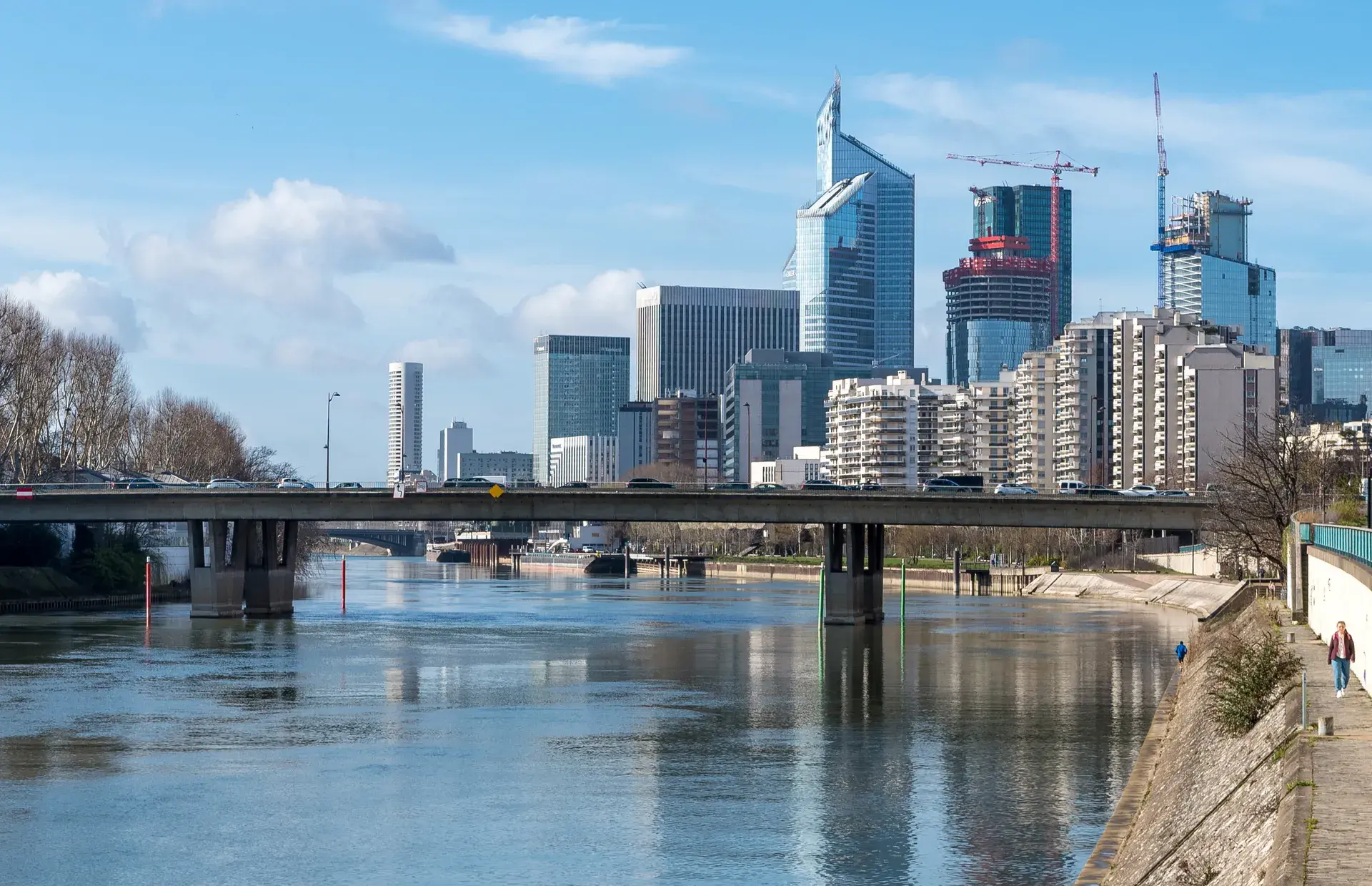 La Seine, son pont et la skyline de la Défense, quartier Front de Seine à Courbevoie
