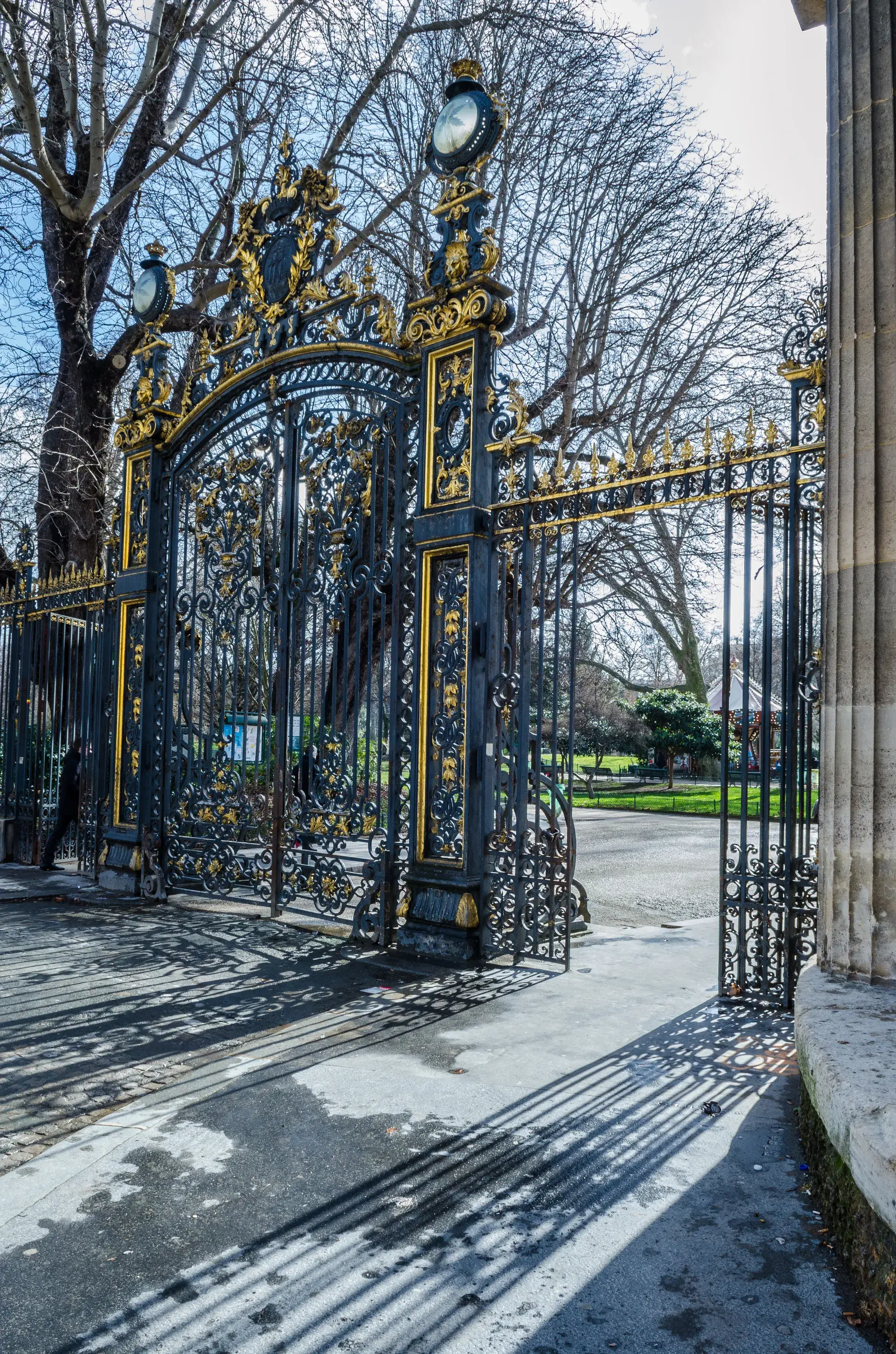 Grille dorée et colonnade à l'entrée du parc Monceau, quartier Légendre-Lévis, Paris 17e