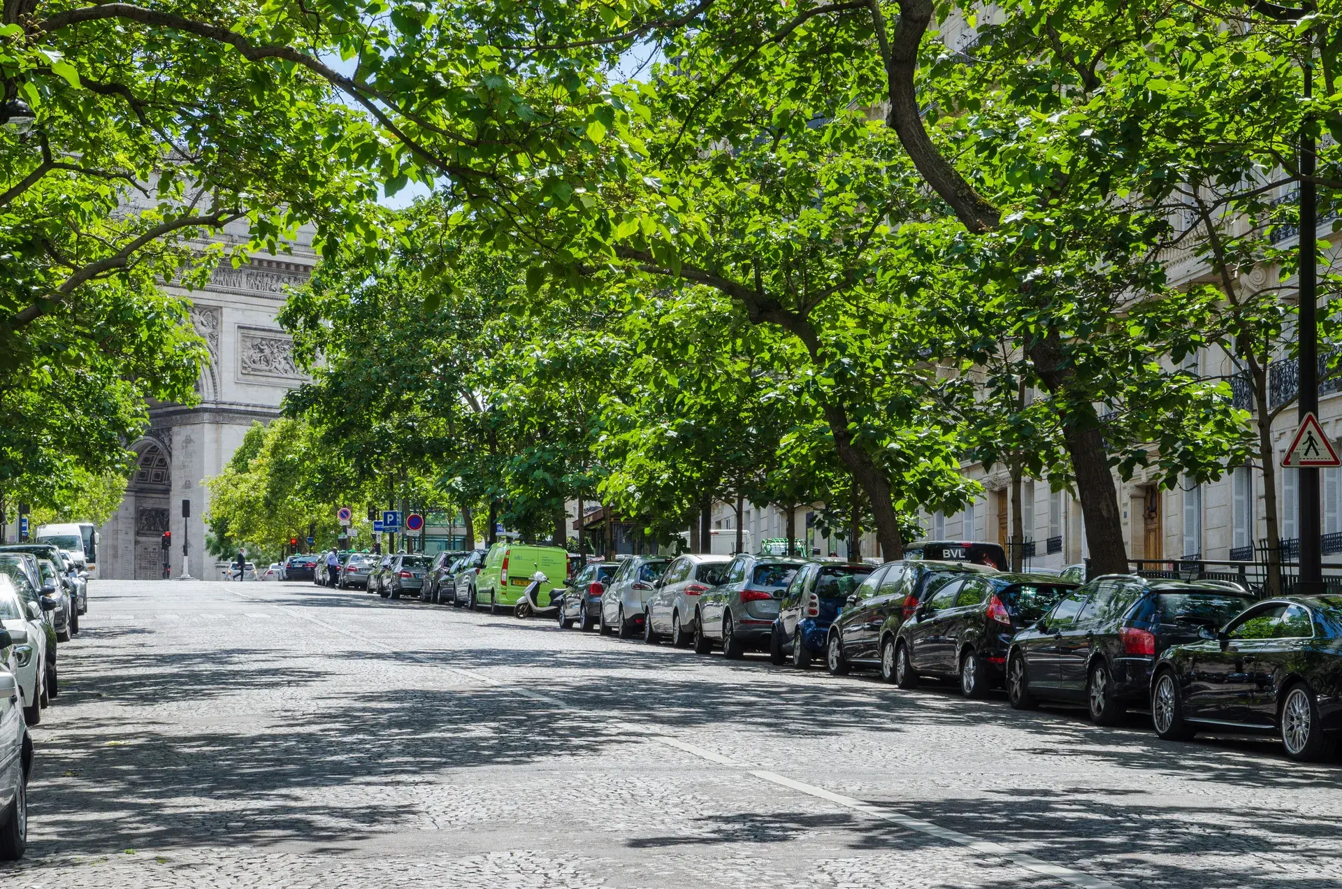 Avenue arborée menant à l'Arc de Triomphe avec voitures stationnées, Ternes-Maillot, Paris 17e