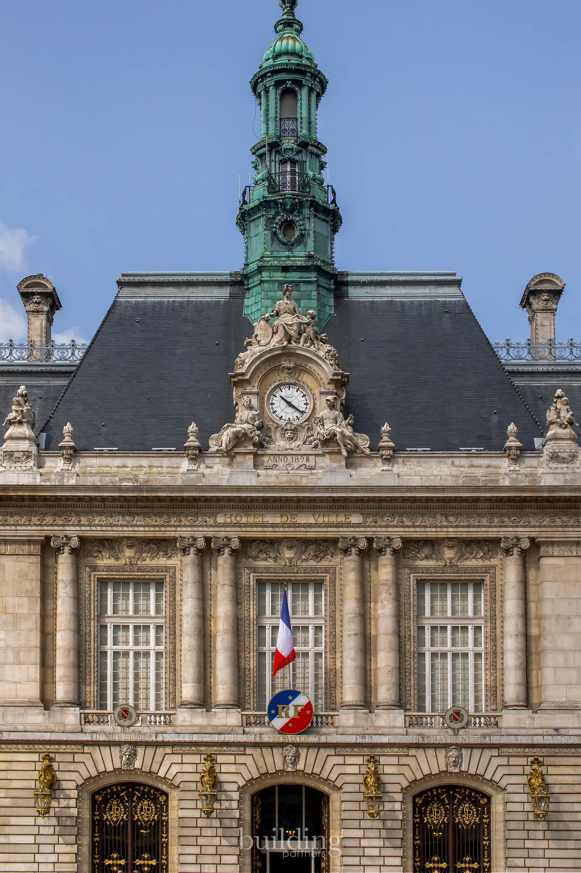 Façade et beffroi de l'hôtel de ville avec horloge et drapeau tricolore, quartier Mairie à Levallois-Perret
