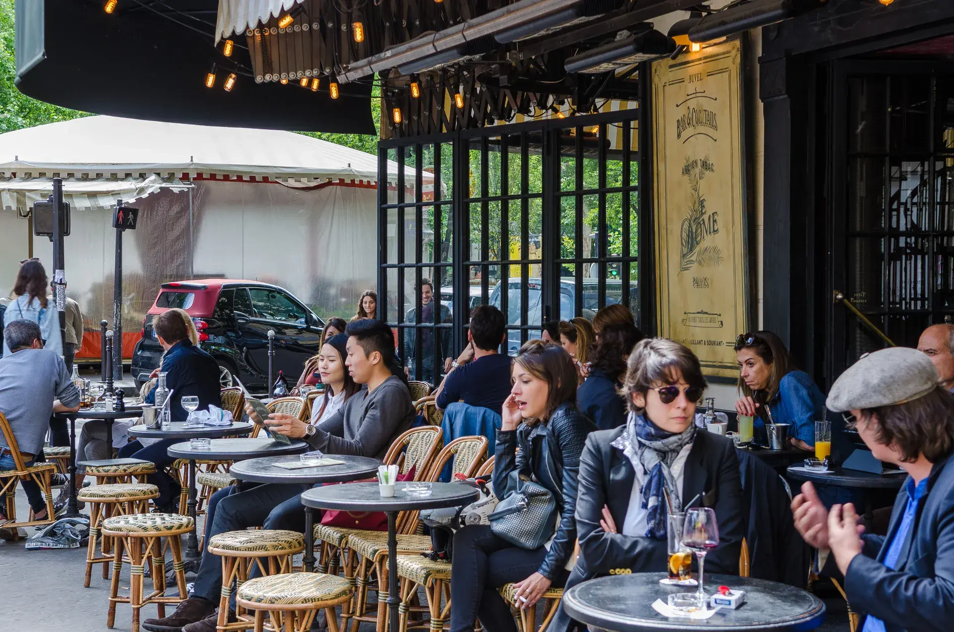 Terrasse de brasserie parisienne animée, quartier Légendre-Lévis, Paris 17e