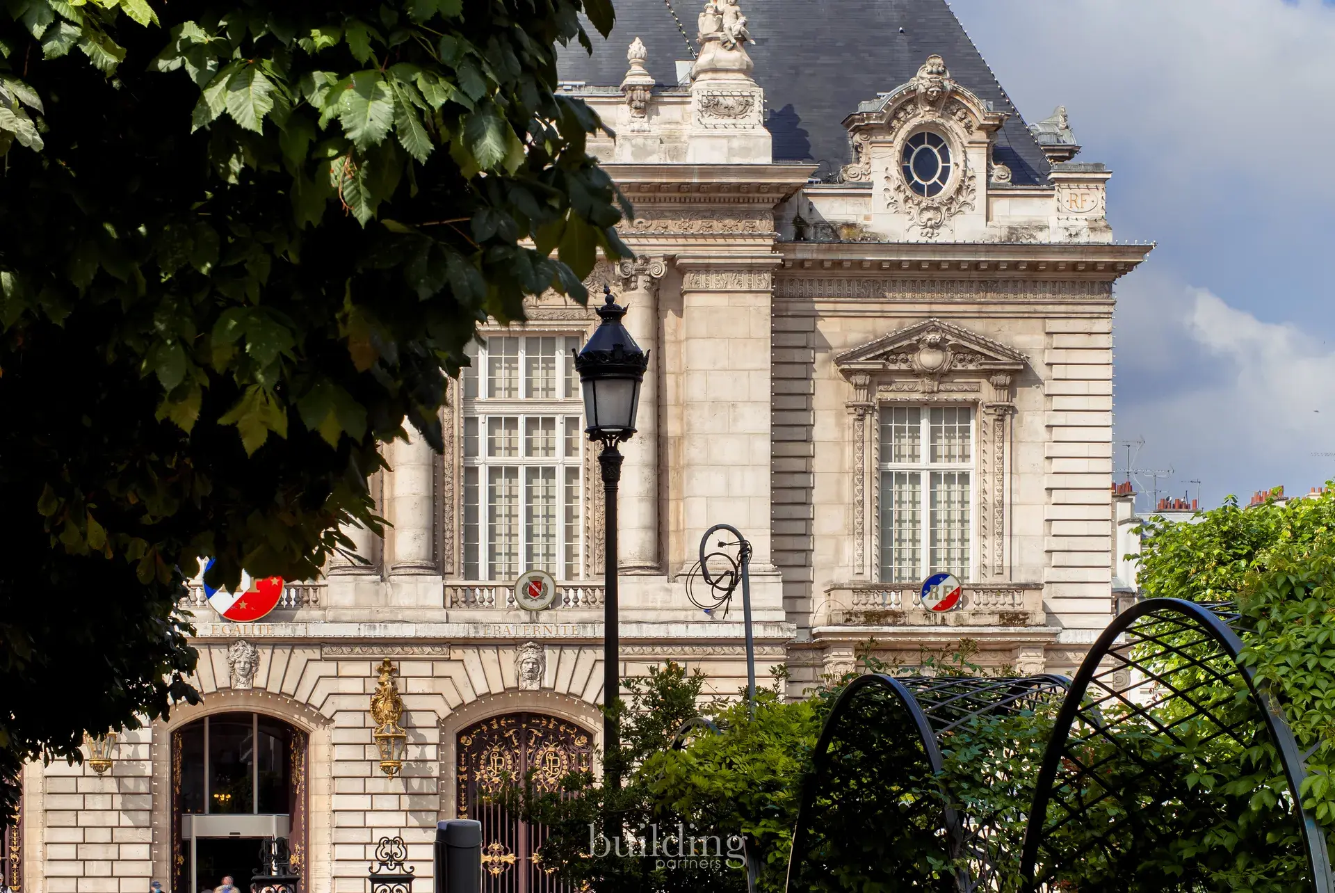 Façade richement sculptée de l'hôtel de ville avec drapeaux tricolores, quartier Mairie à Levallois-Perret