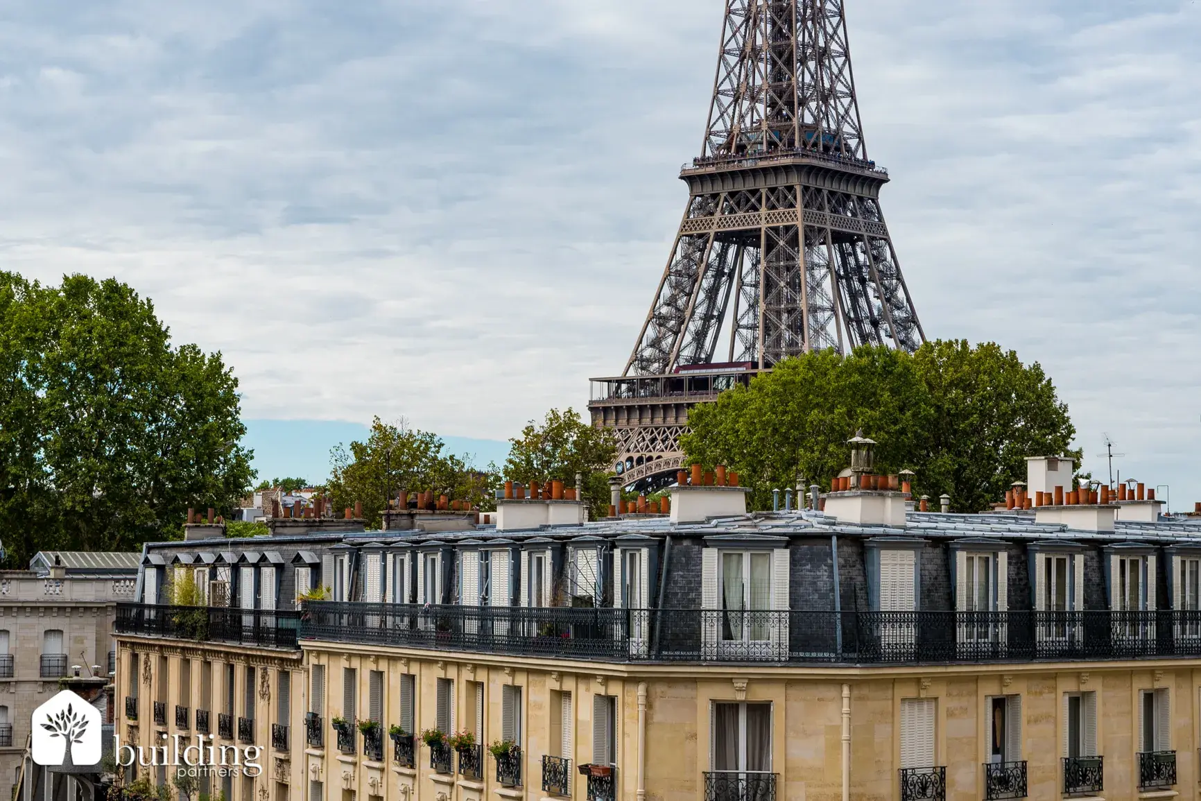 Toitures d'immeubles haussmanniens devant la tour Eiffel, quartier Trocadéro, Paris 16e