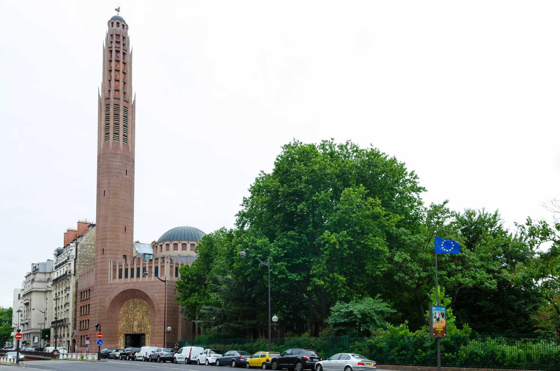 Église Sainte-Odile et son haut clocher en brique bordant l'avenue, Ternes-Maillot, Paris 17e