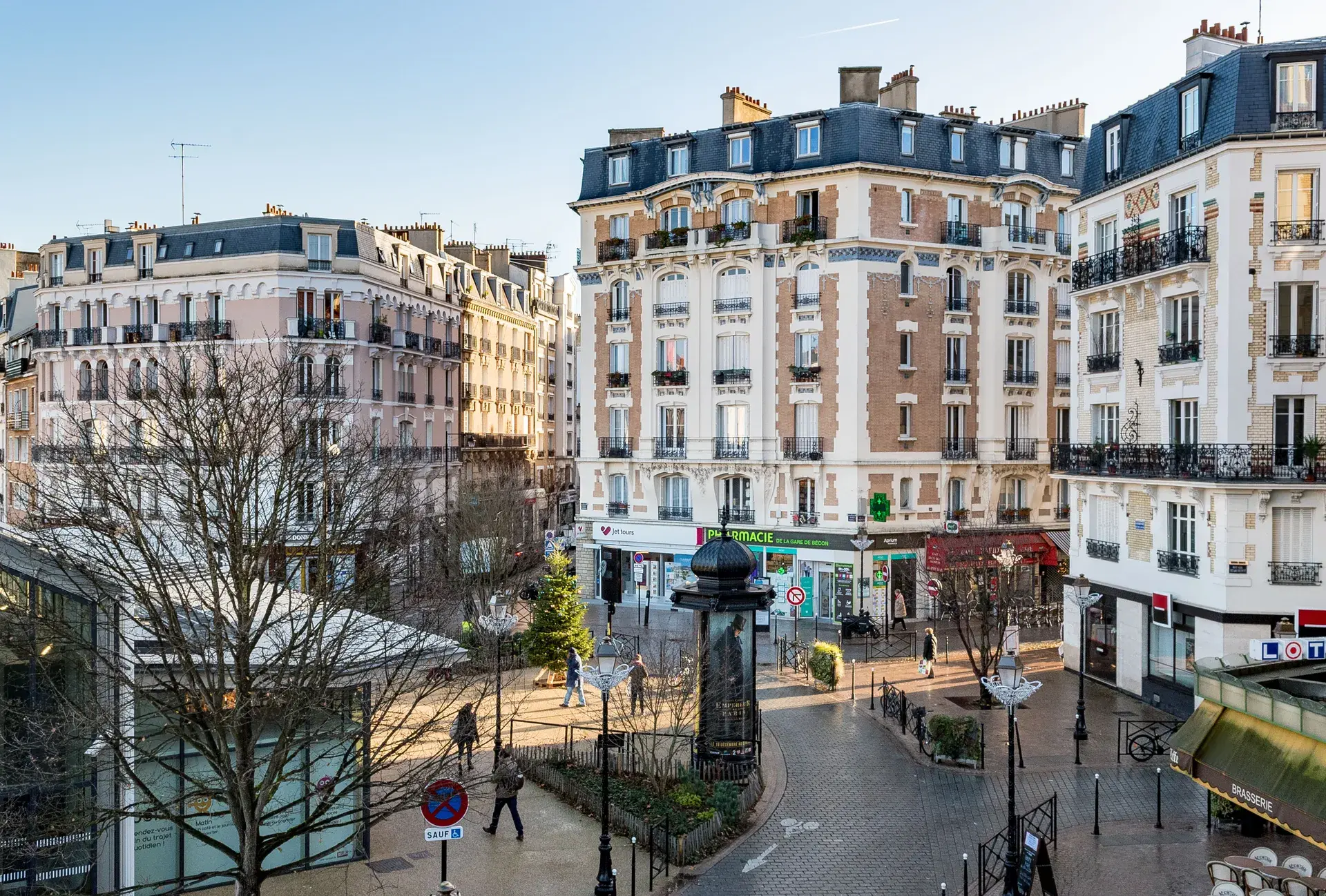 Vue sur la place de Bécon, immeubles haussmanniens et colonne Morris, Courbevoie
