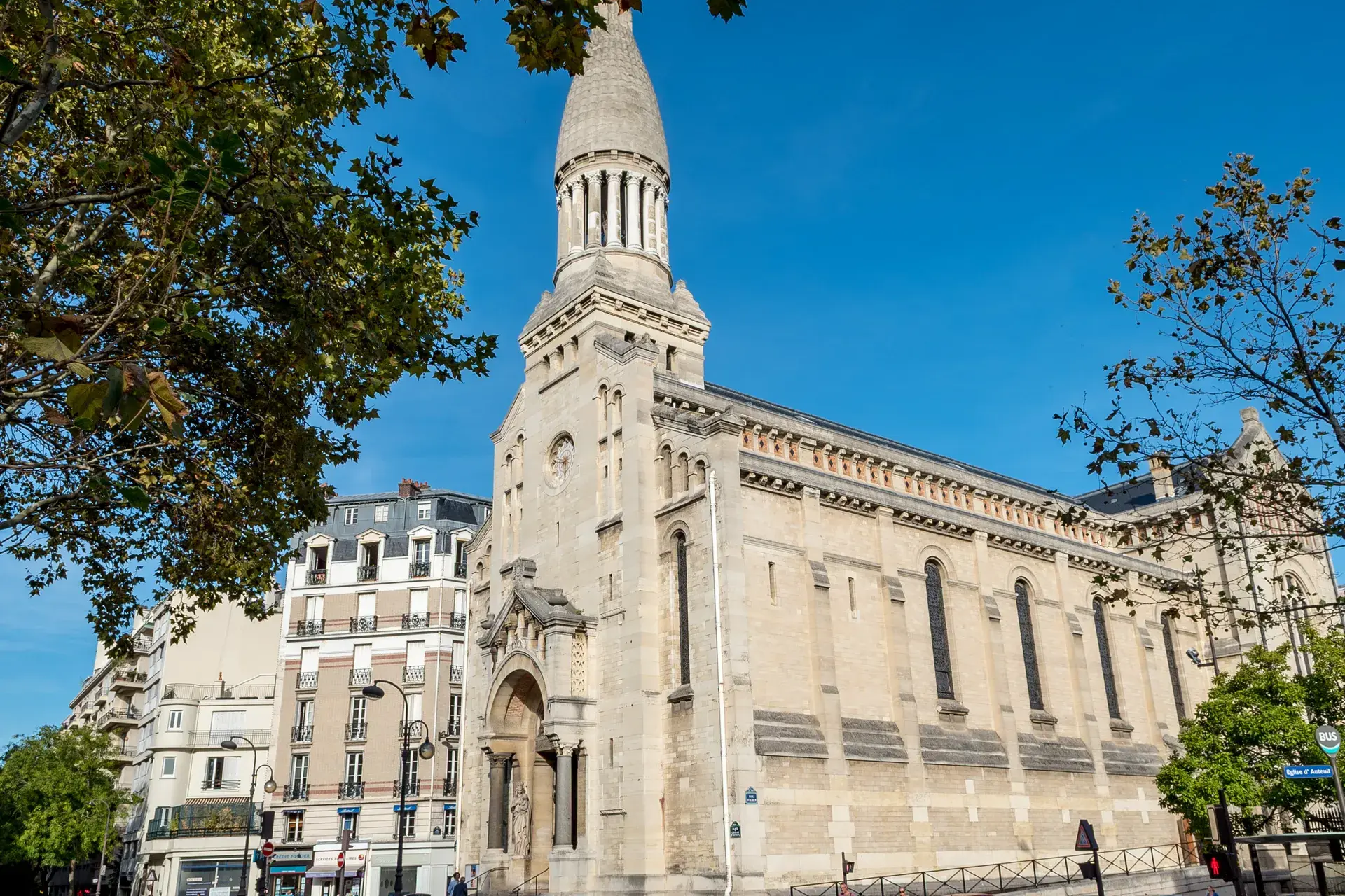 Église Notre-Dame d'Auteuil et son clocher en pierre, quartier Auteuil, Paris 16e