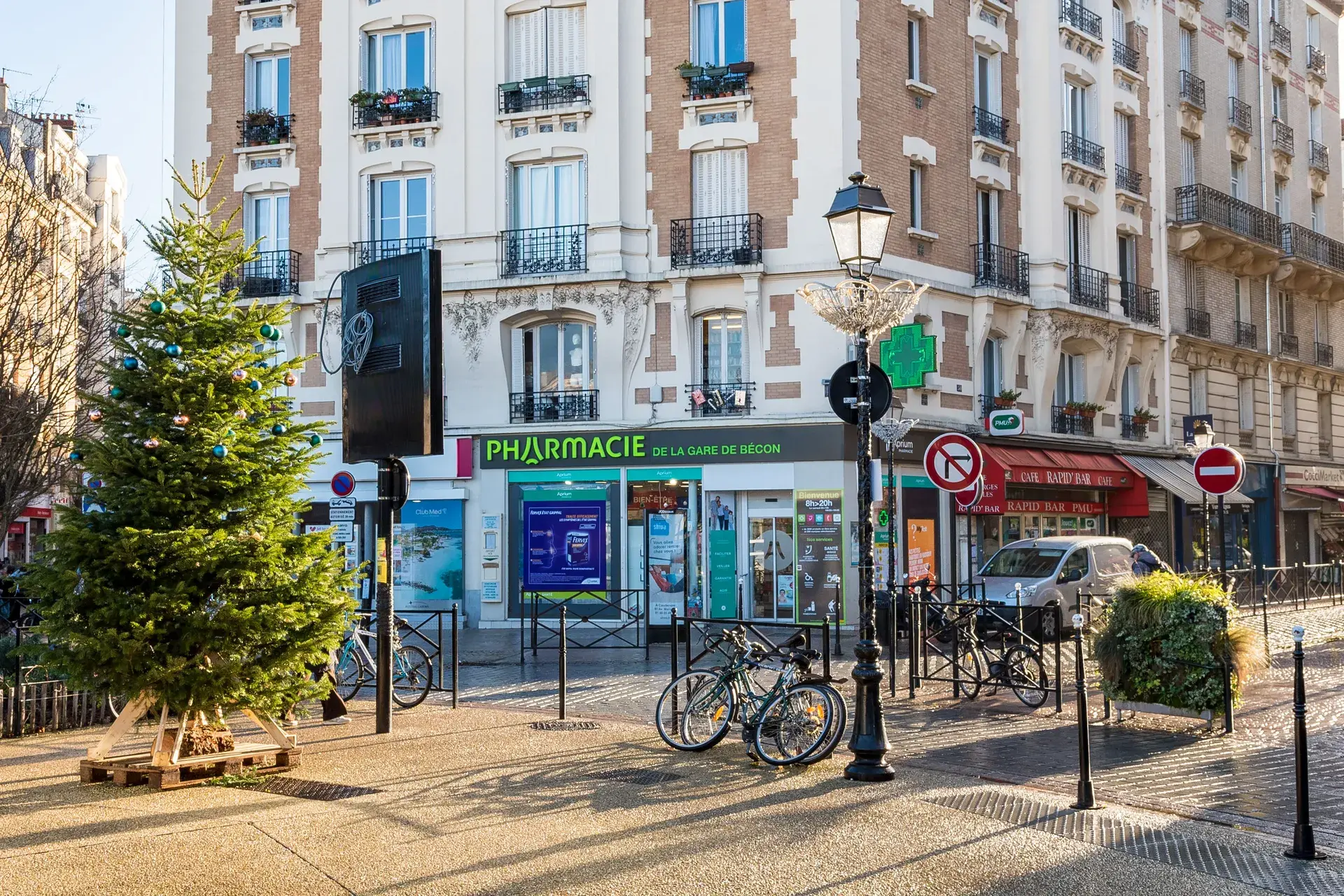 Place de la gare de Bécon avec sapin de Noël et pharmacie de quartier, Bécon à Courbevoie