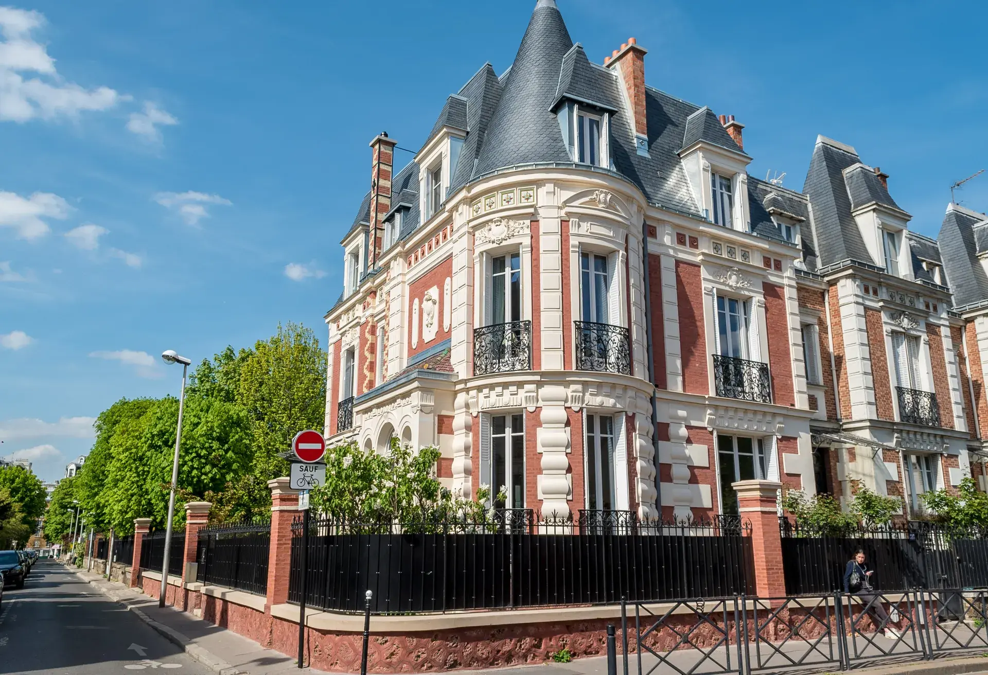 Hôtel particulier en brique à tourelles d'angle, quartier Les Couronnes à Courbevoie