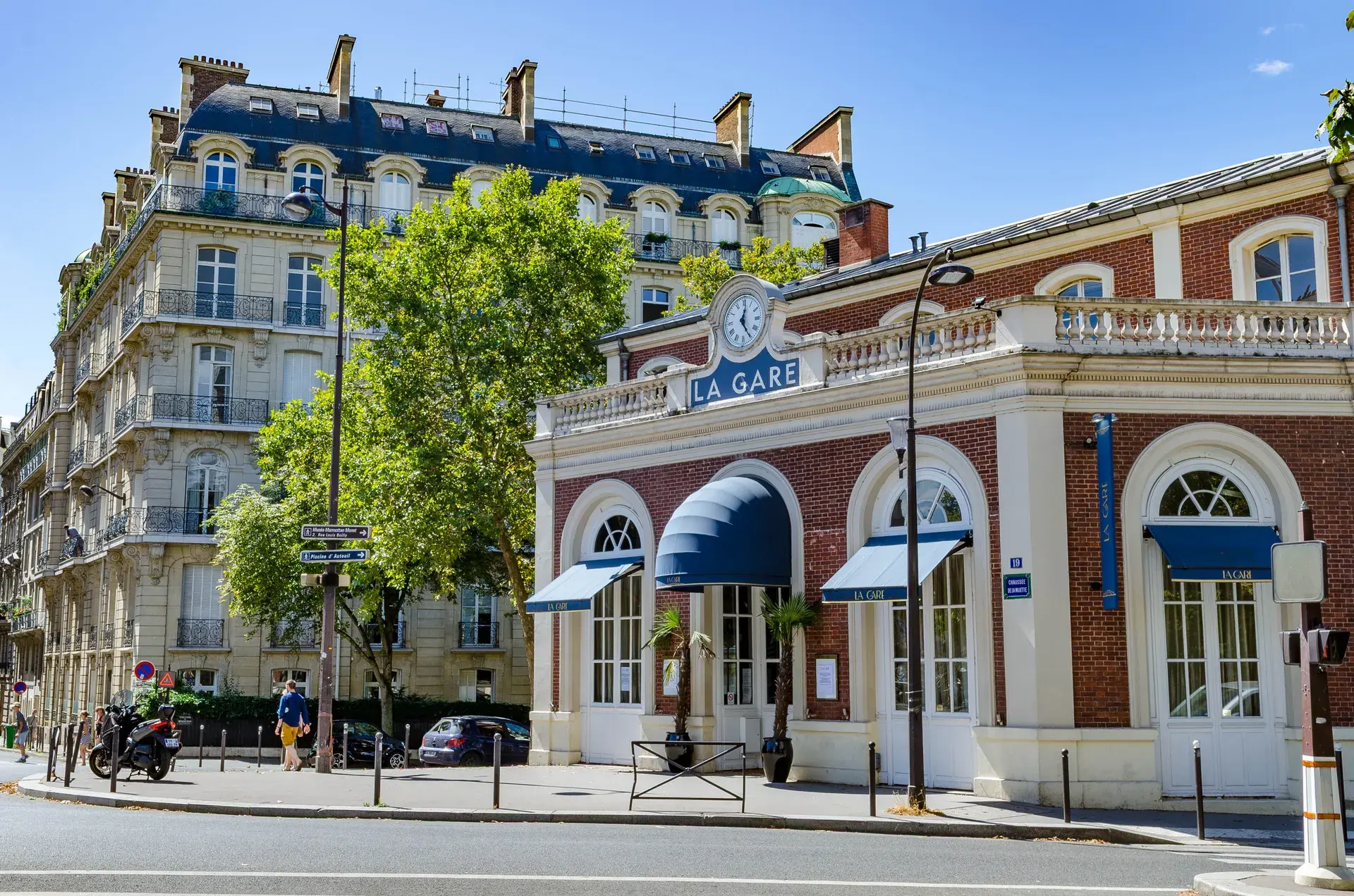 Restaurant La Gare dans l'ancienne gare de Passy face aux immeubles haussmanniens, quartier Muette Nord, Paris 16e