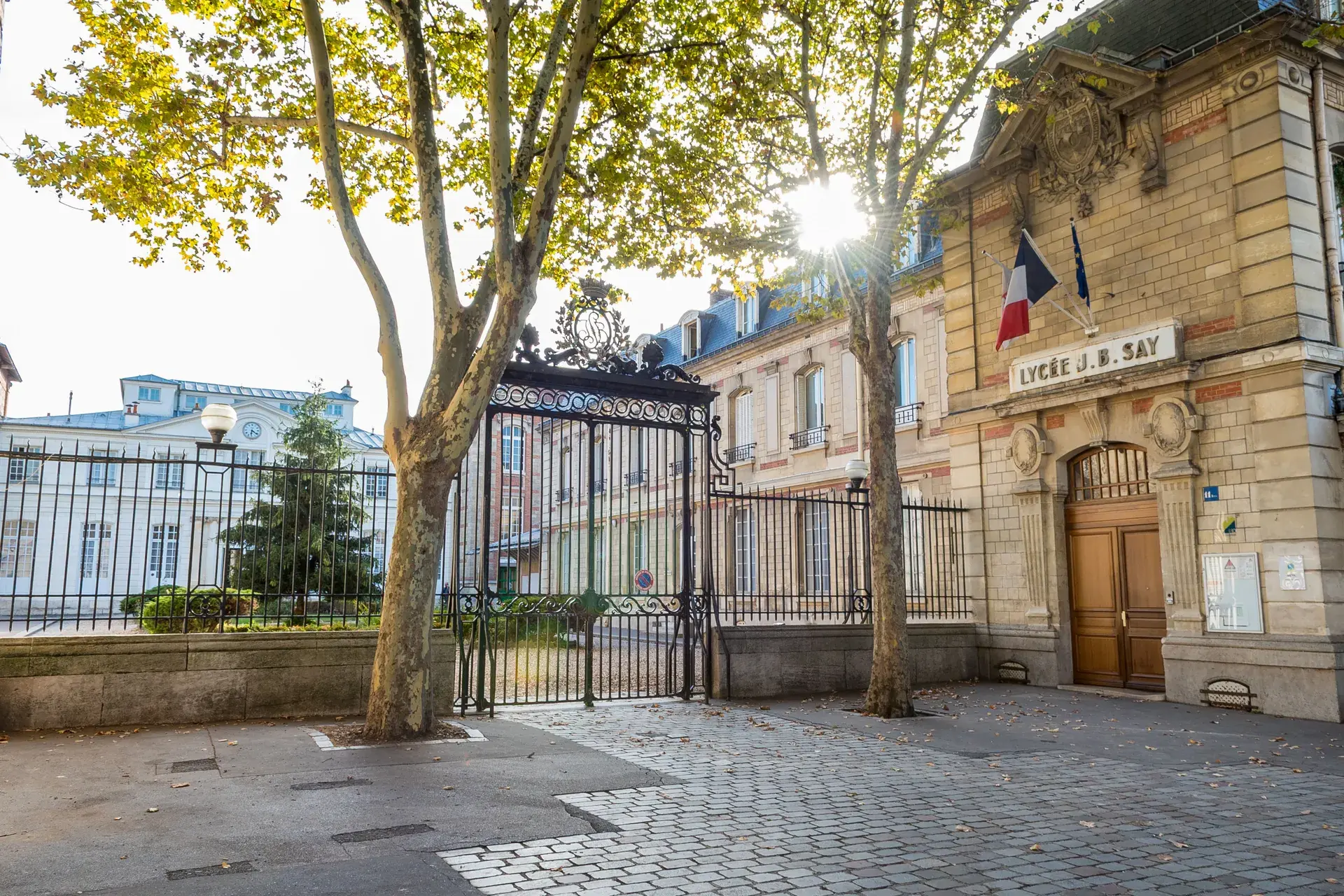 Portail en fer forgé du lycée Jean-Baptiste Say bordé de platanes, quartier Auteuil, Paris 16e