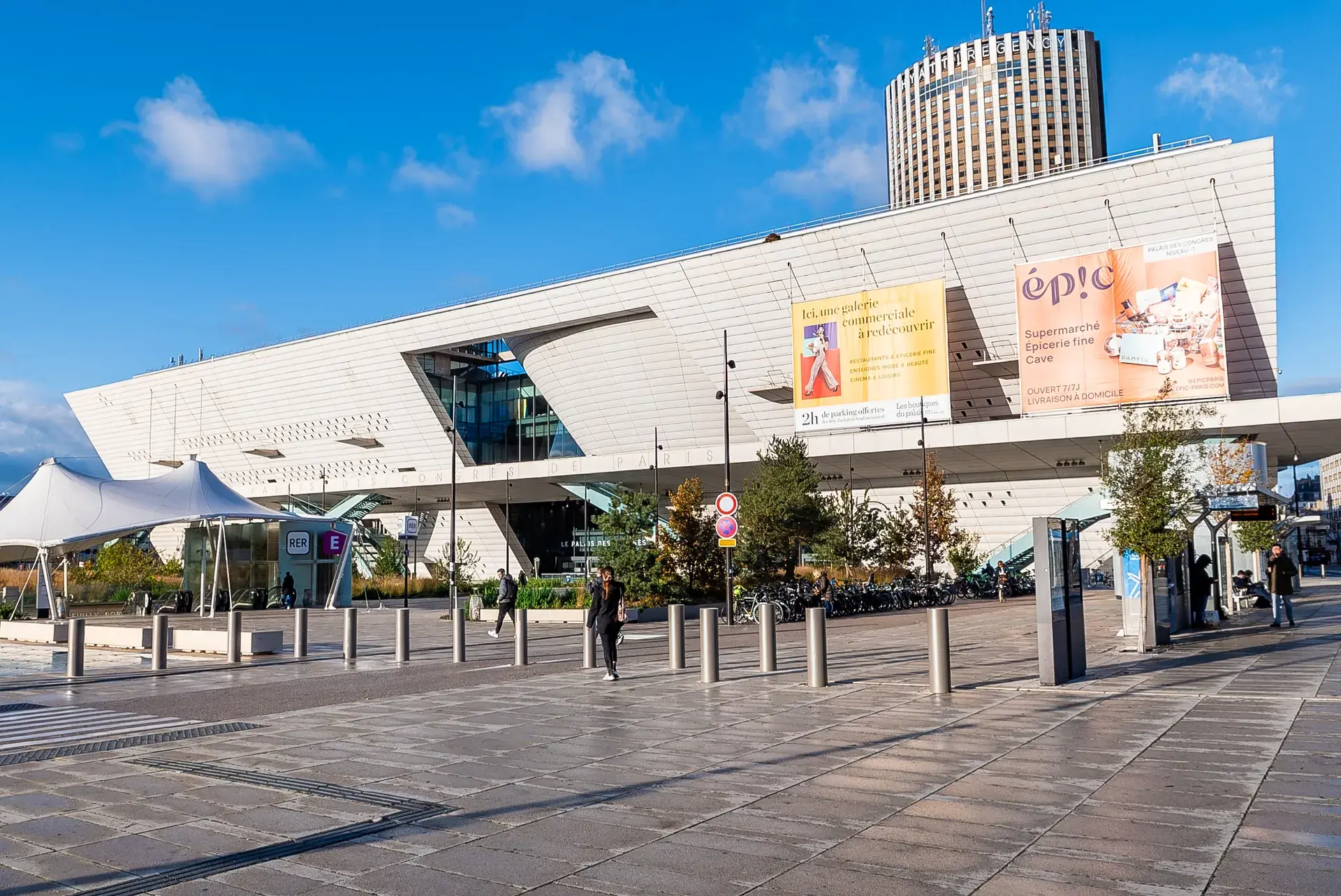 Esplanade du Palais des Congrès animée avec passants, Ternes-Maillot, Paris 17e