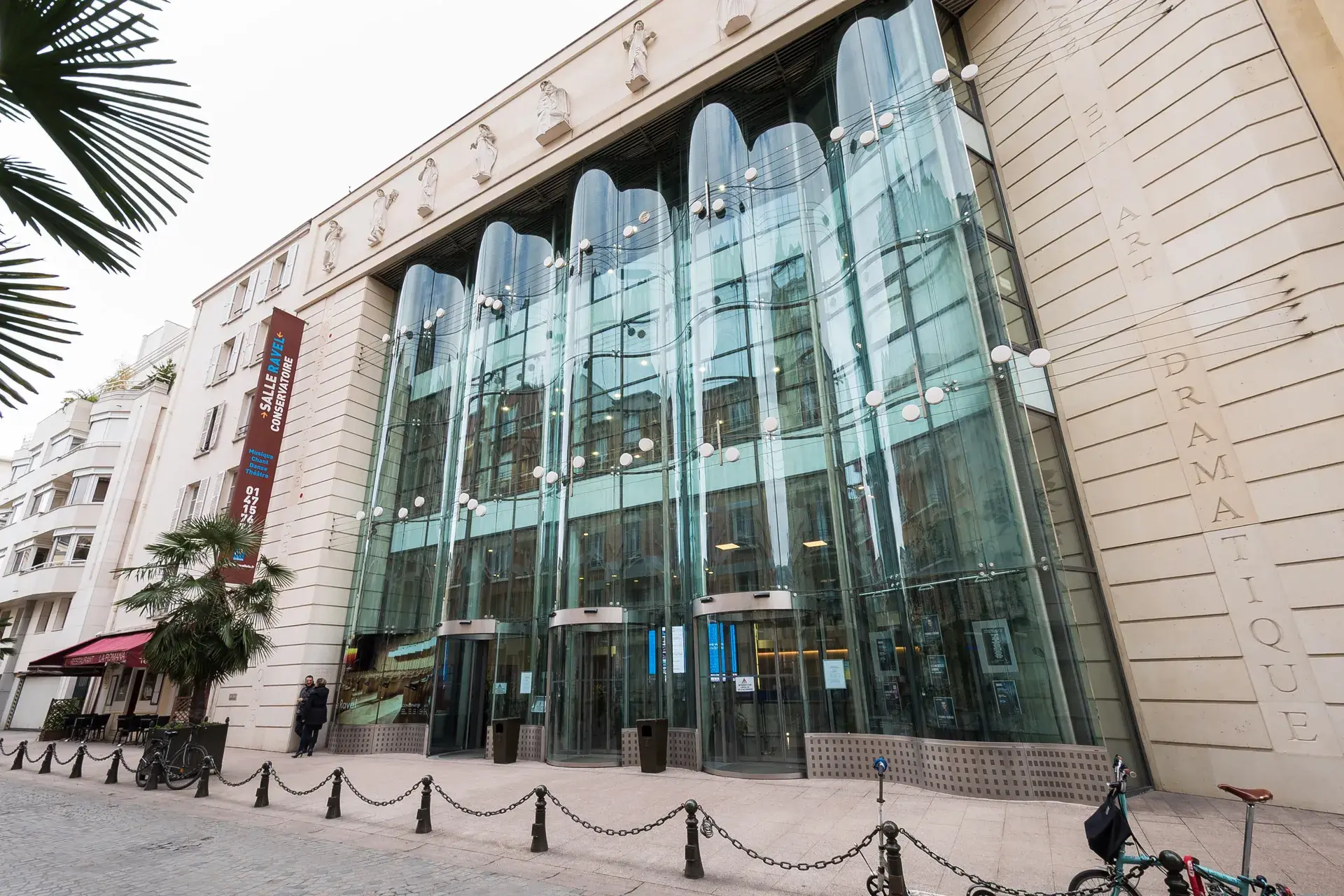 Façade vitrée de la salle Ravel, théâtre dramatique, quartier Mairie à Levallois-Perret