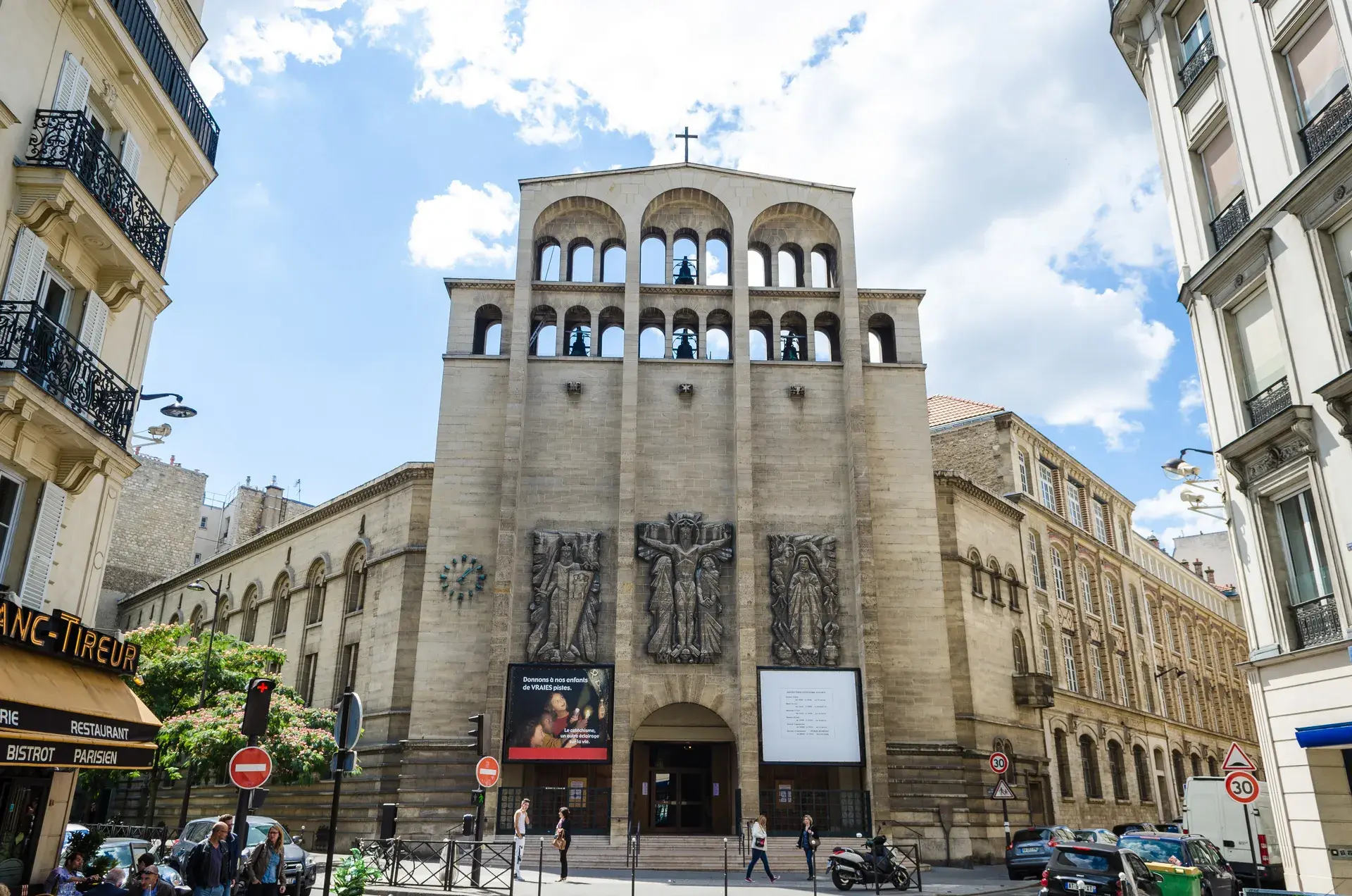Église Saint-Ferdinand-des-Ternes et terrasses de restaurants, Ternes-Maillot, Paris 17e