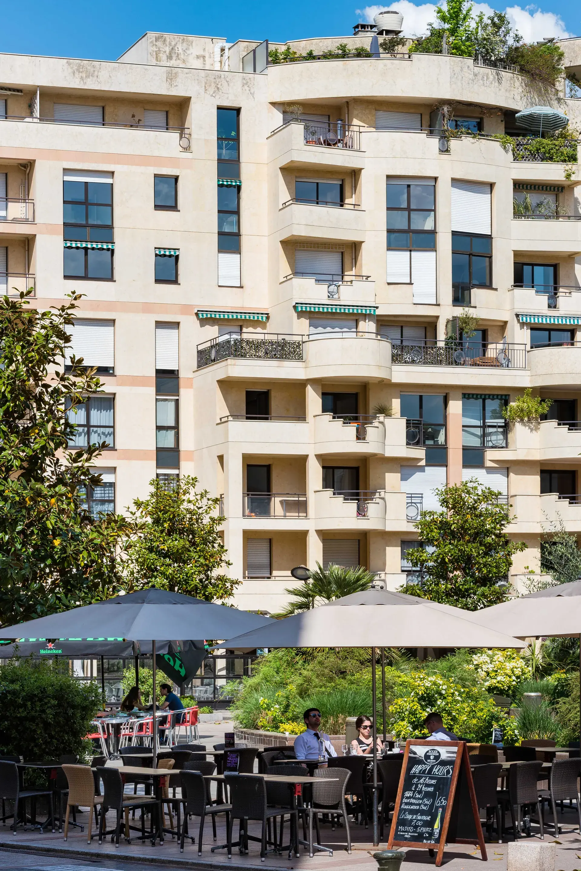 Immeuble résidentiel aux balcons végétalisés surplombant une terrasse, quartier Pompidou à Levallois-Perret