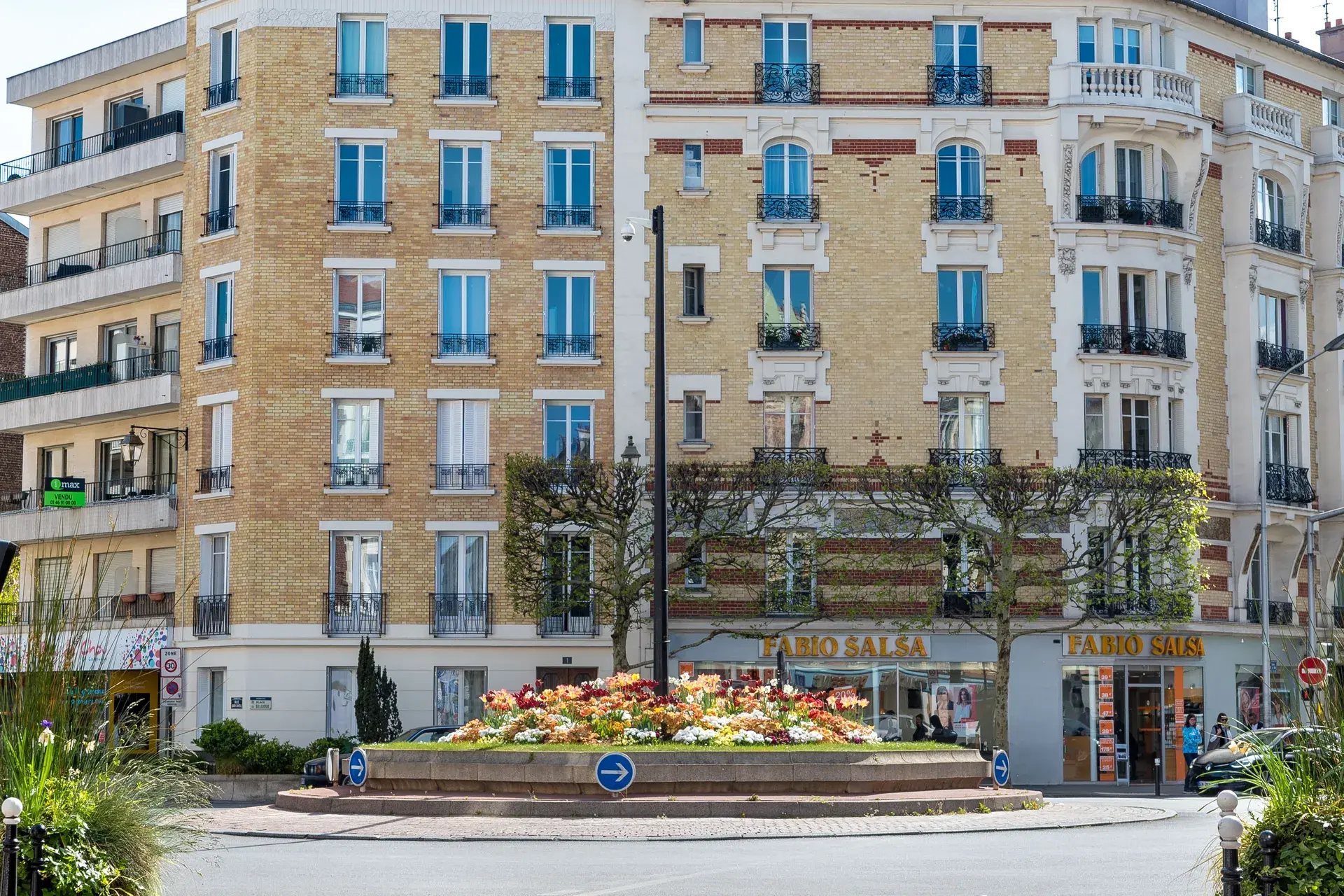 Rond-point fleuri en été et façades résidentielles, quartier Bécon à Courbevoie