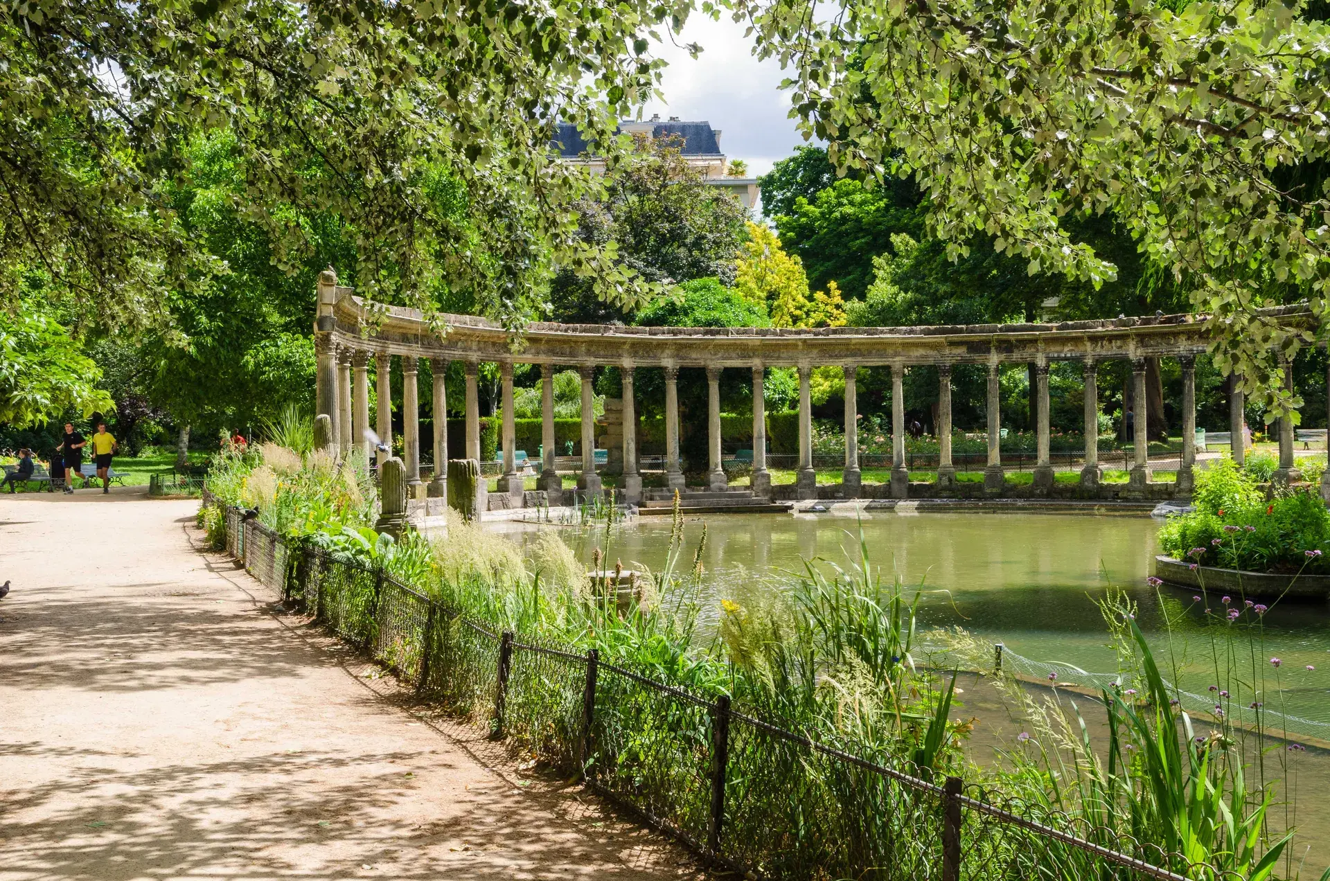 Colonnade antique et plan d'eau du parc Monceau, quartier Légendre-Lévis, Paris 17e