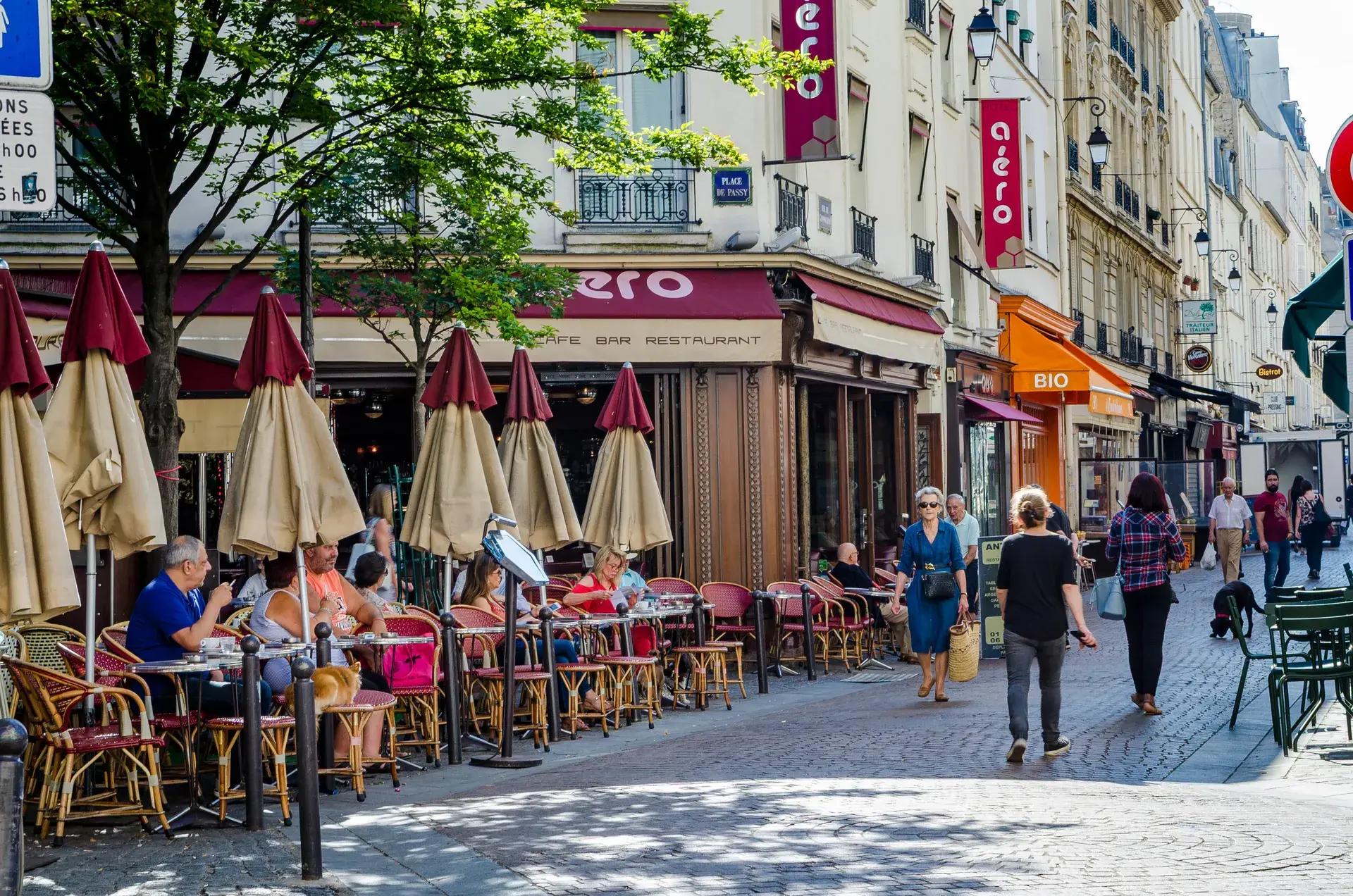 Terrasse animée du café Aéro et rue piétonne commerçante, quartier Village Passy, Paris 16e