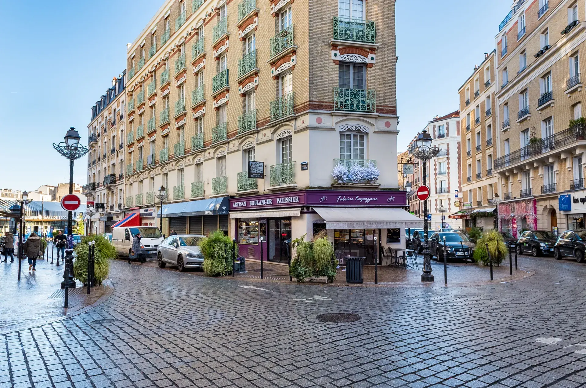 Café-boulangerie et commerces de proximité sur une place pavée, Bécon à Courbevoie