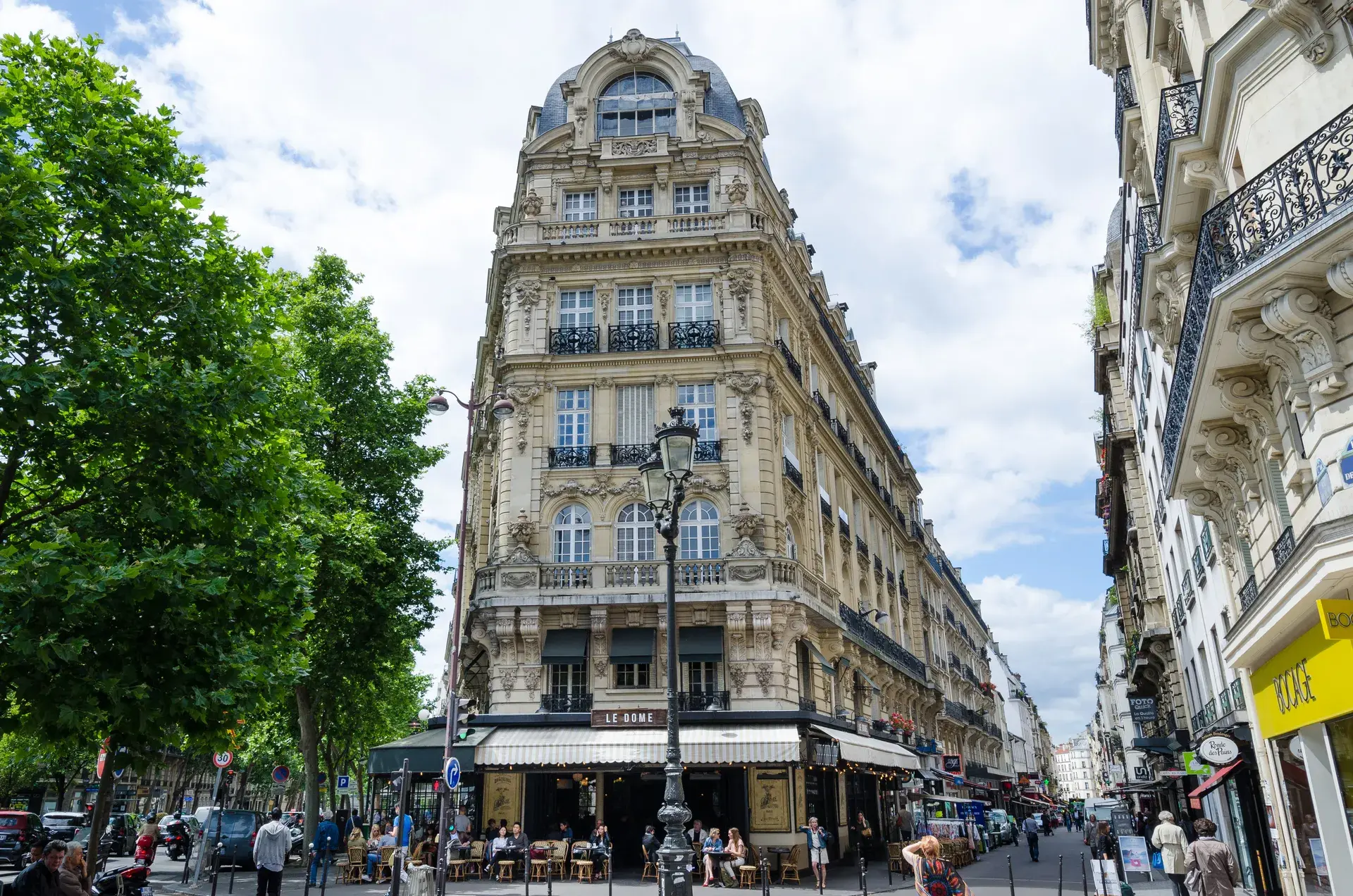 Immeuble haussmannien d'angle et brasserie en terrasse, quartier Légendre-Lévis, Paris 17e
