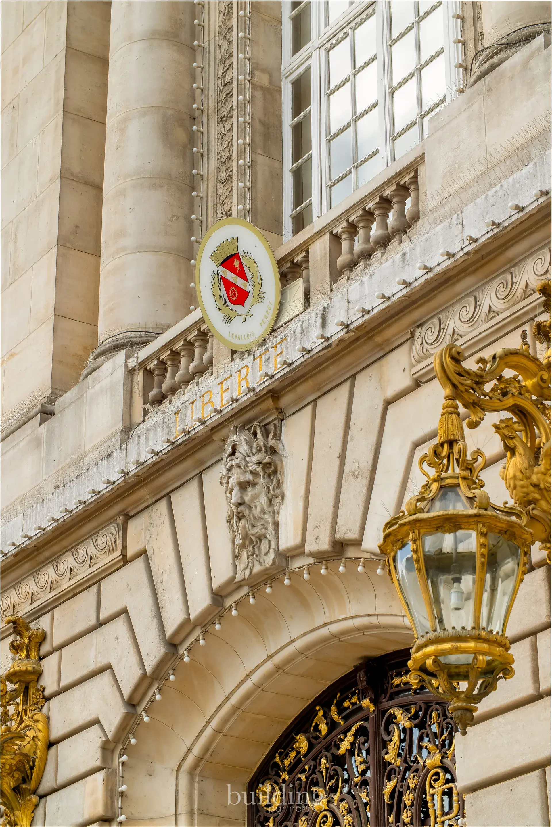 Détail du portail sculpté de l'hôtel de ville et lanterne dorée, quartier Mairie à Levallois-Perret