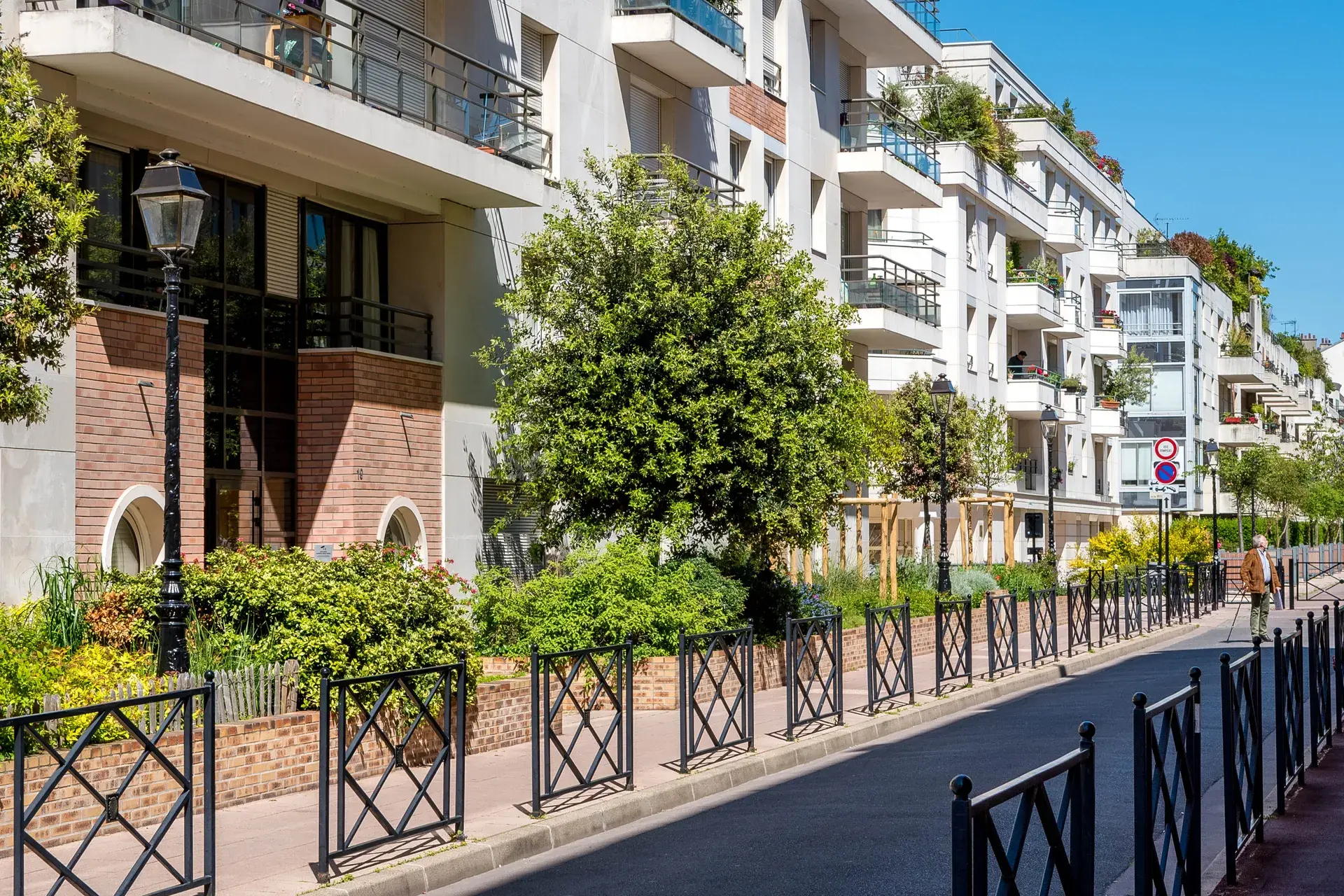 Résidences récentes aux balcons végétalisés le long d'une rue, quartier Marceau à Courbevoie