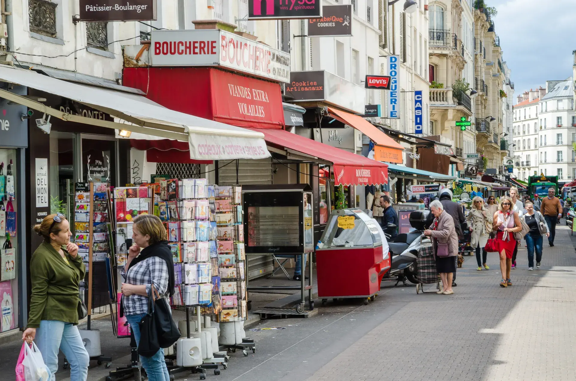 Rue commerçante avec boucherie et étals, quartier Légendre-Lévis, Paris 17e