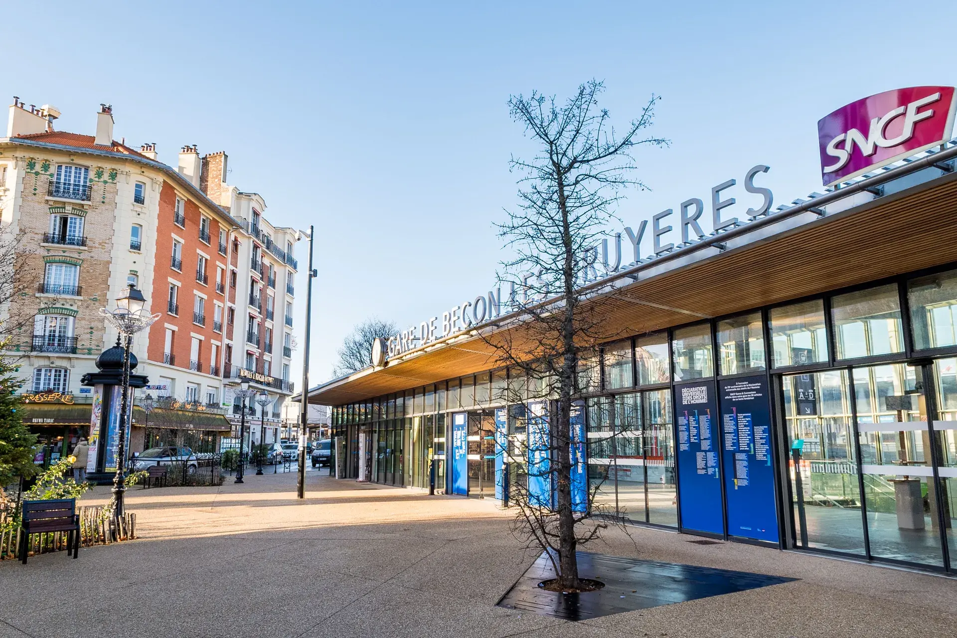 Parvis et entrée vitrée de la gare de Bécon-les-Bruyères, Courbevoie