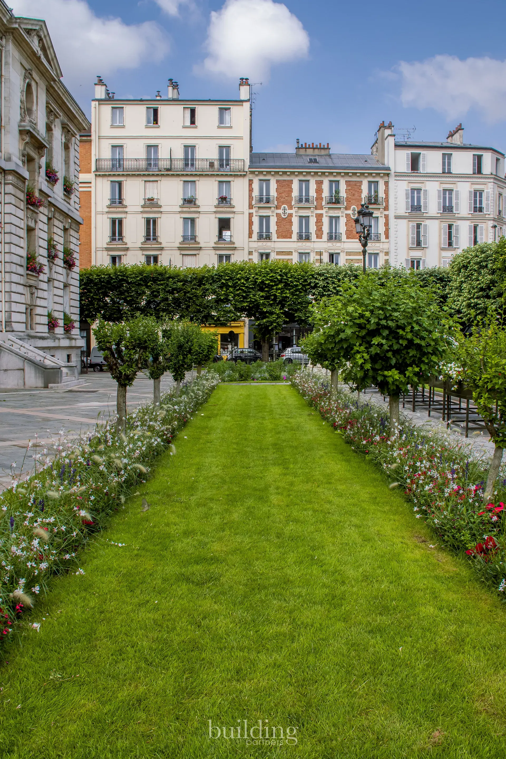 Pelouse et massifs fleuris du square devant l'hôtel de ville, quartier Mairie à Levallois-Perret