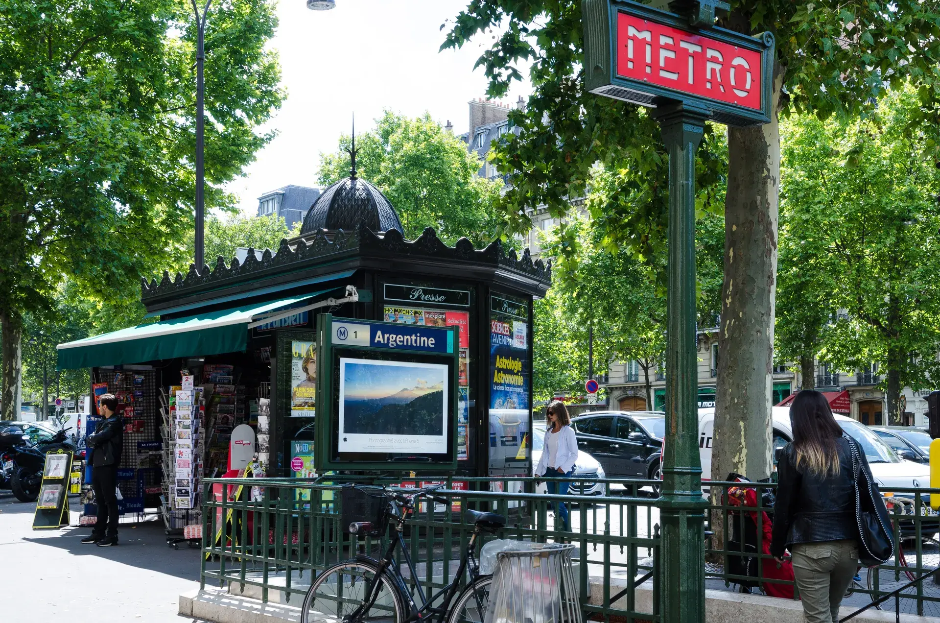 Kiosque à journaux et entrée du métro Argentine sous les platanes, Ternes-Maillot, Paris 17e
