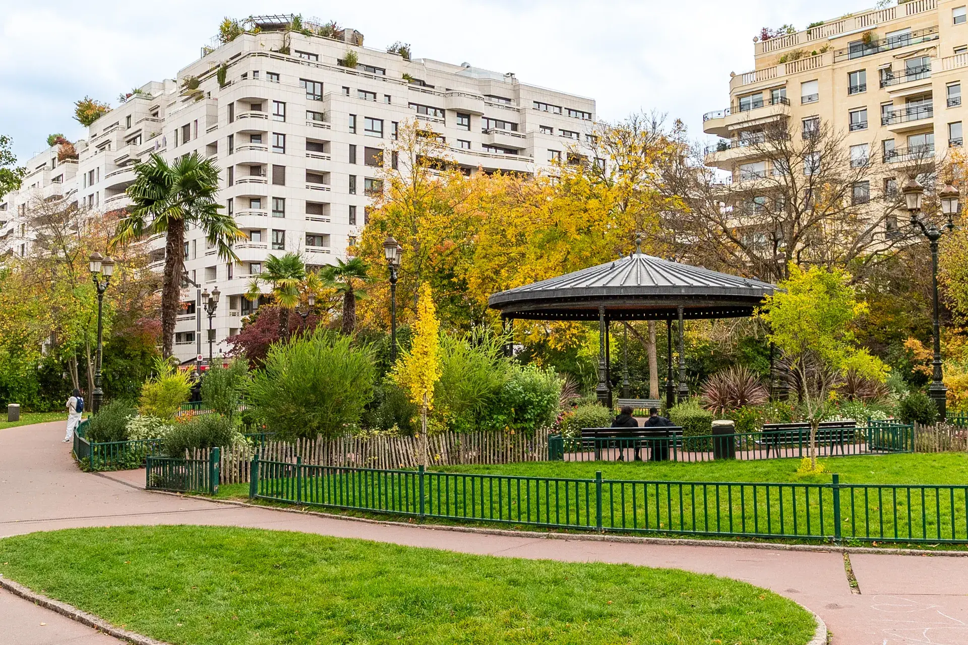 Square avec kiosque et pelouse devant des immeubles résidentiels blancs, quartier Greffulhe à Levallois-Perret
