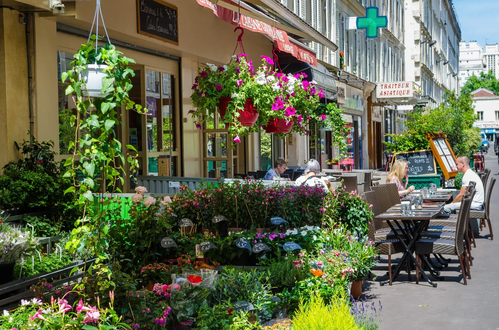 Terrasse de restaurant fleurie et pharmacie le long du trottoir, Ternes-Maillot, Paris 17e