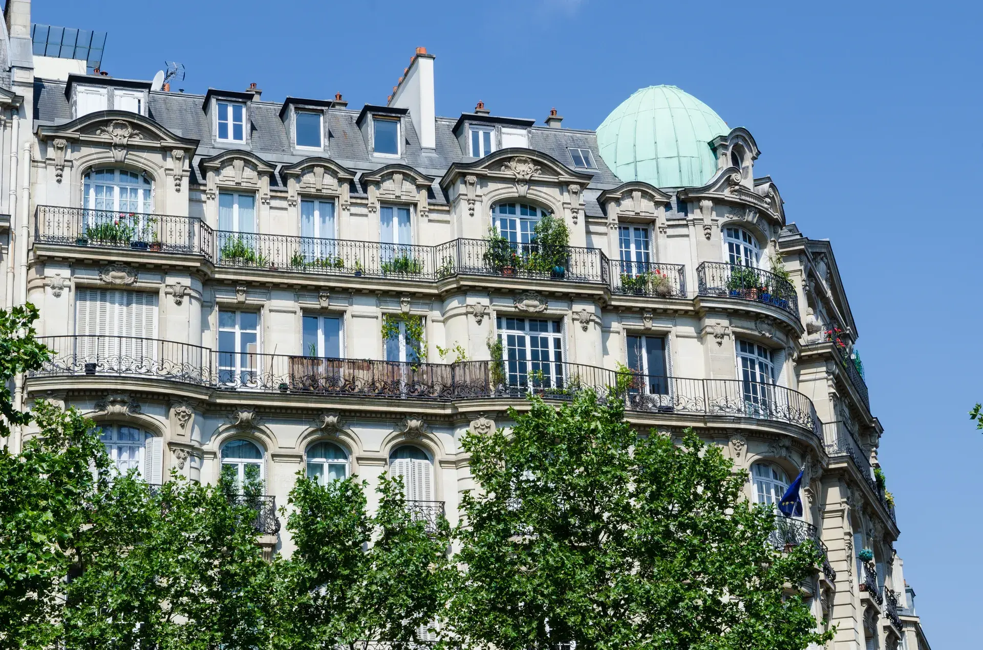 Immeuble haussmannien à coupole et balcons fleuris, quartier Courcelles Wagram, Paris 17e