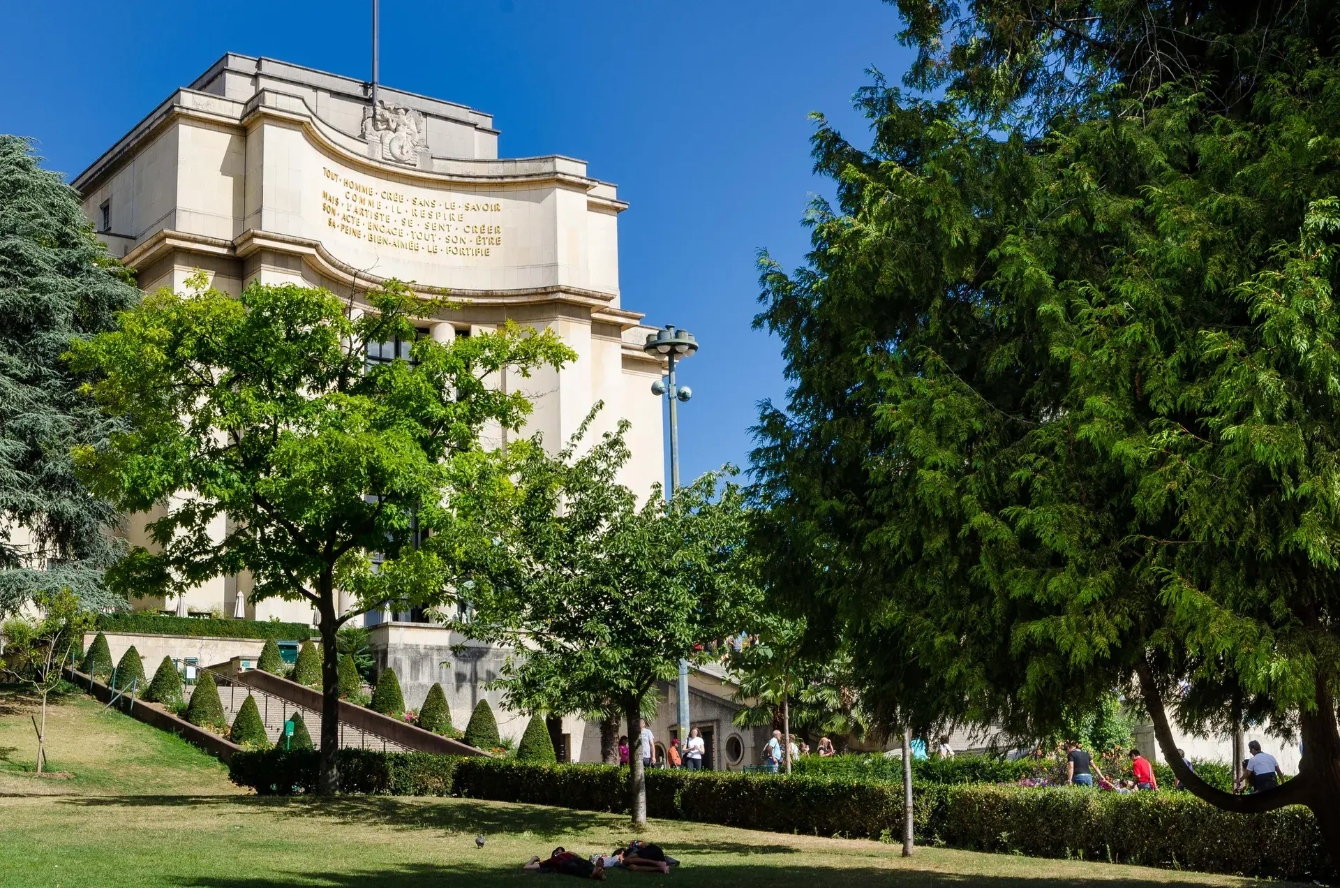 Aile du Palais de Chaillot et jardins arborés du Trocadéro, quartier Trocadéro, Paris 16e