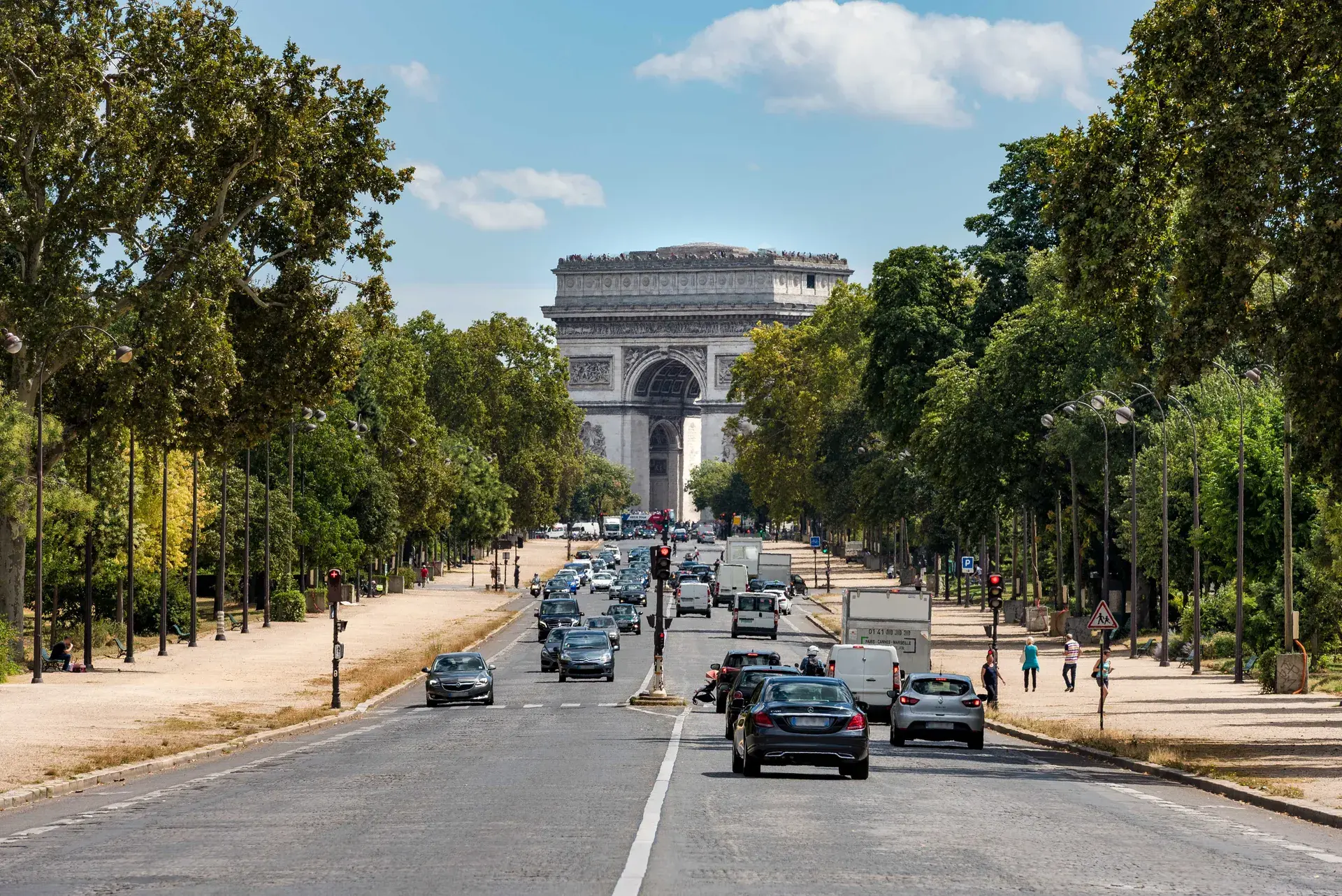 Large avenue bordée d'arbres ouvrant sur l'Arc de Triomphe, quartier Maillot-Foch, Paris 16e